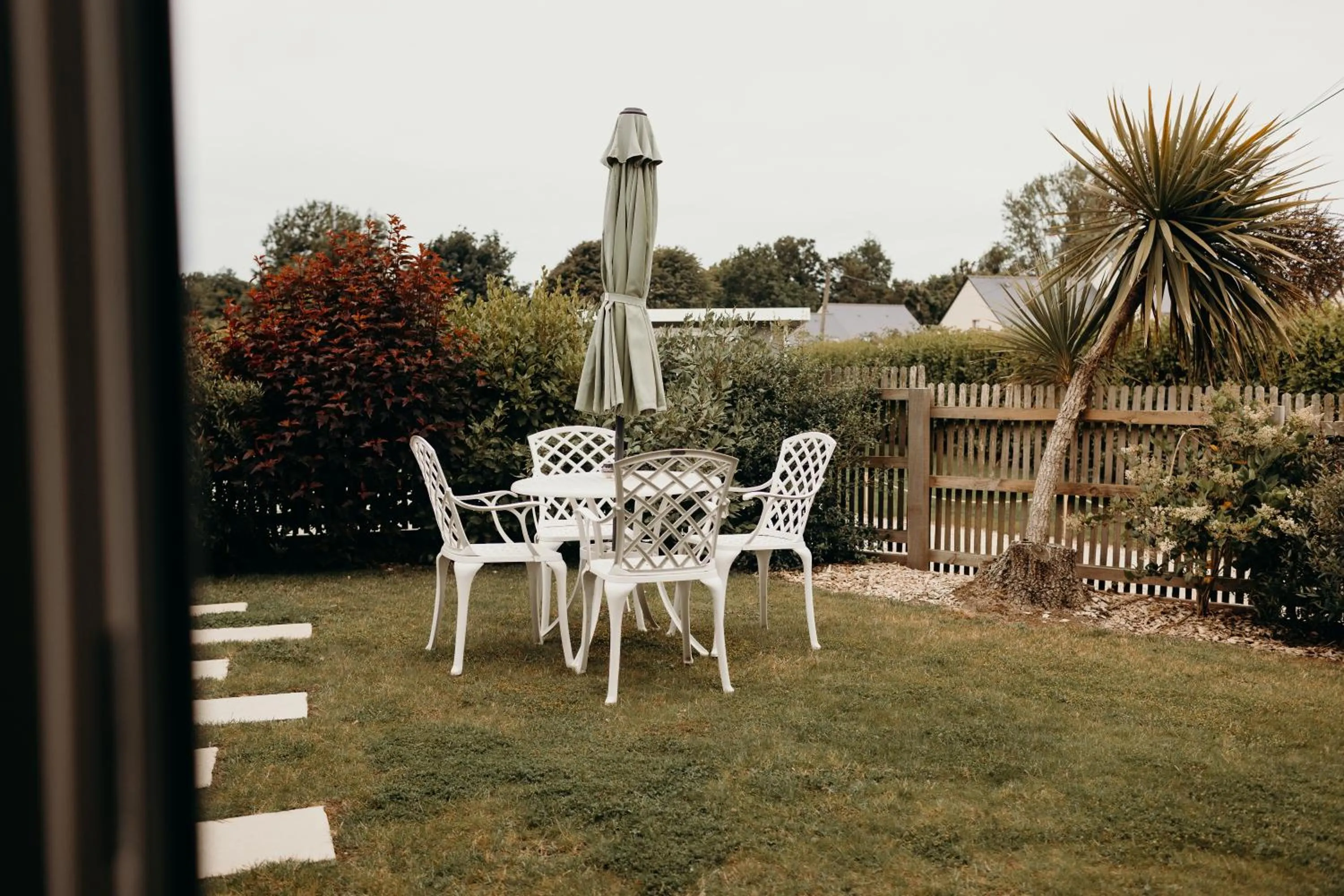 Garden in Hôtel Le Chatellier - Piscine chauffée d'avril à octobre