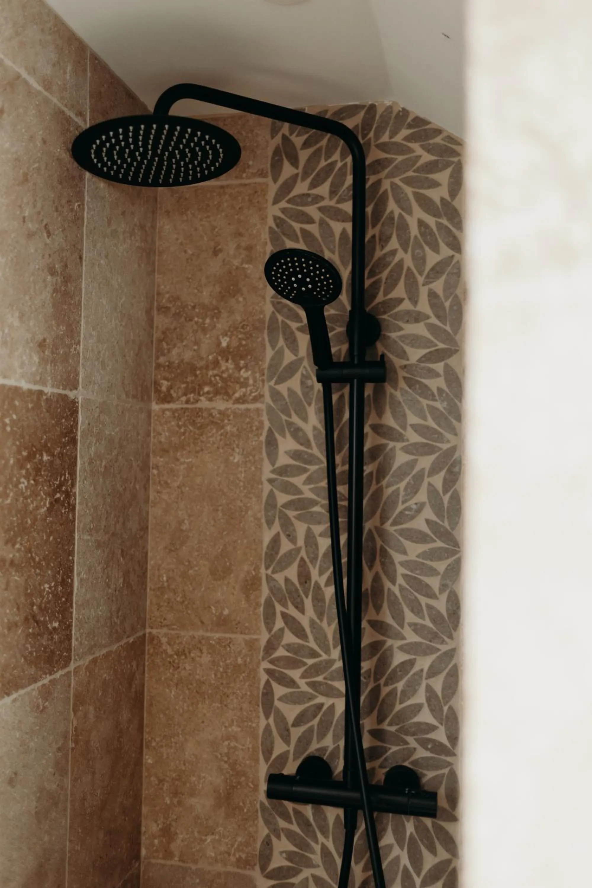 Shower in Hôtel Le Chatellier - Piscine chauffée d'avril à octobre