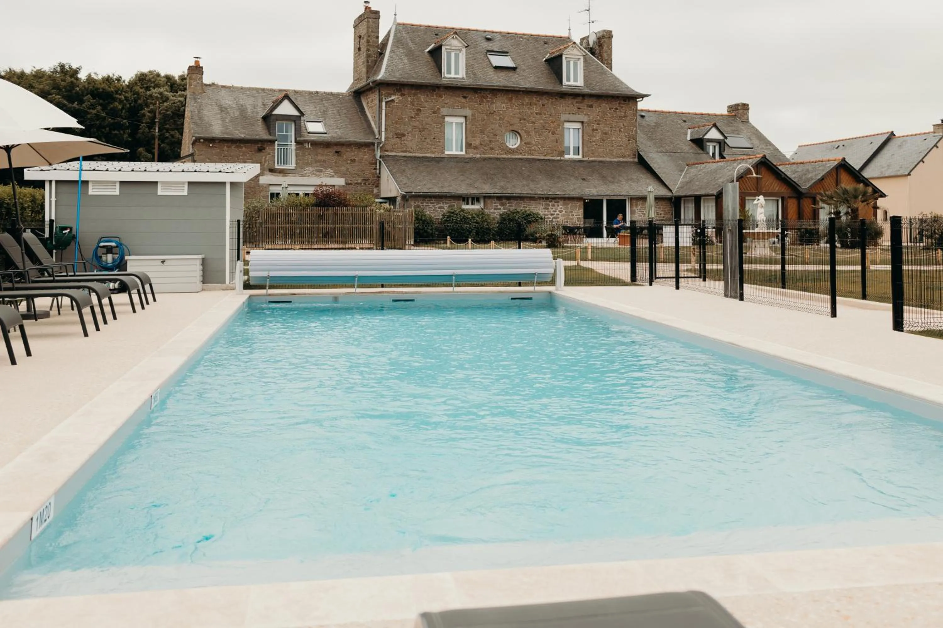 Swimming pool in Hôtel Le Chatellier - Piscine chauffée d'avril à octobre