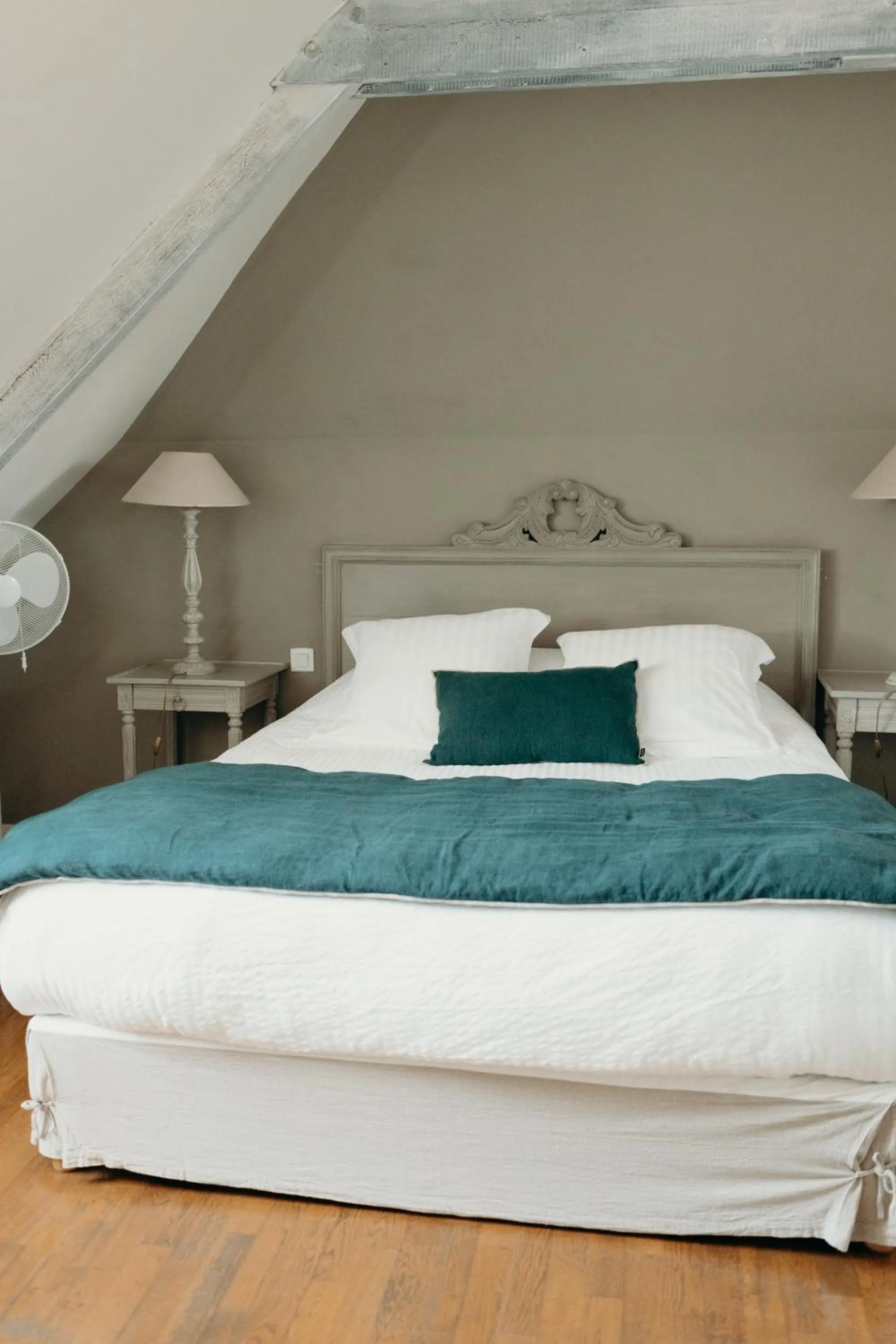 Bed in Hôtel Le Chatellier - Piscine chauffée d'avril à octobre