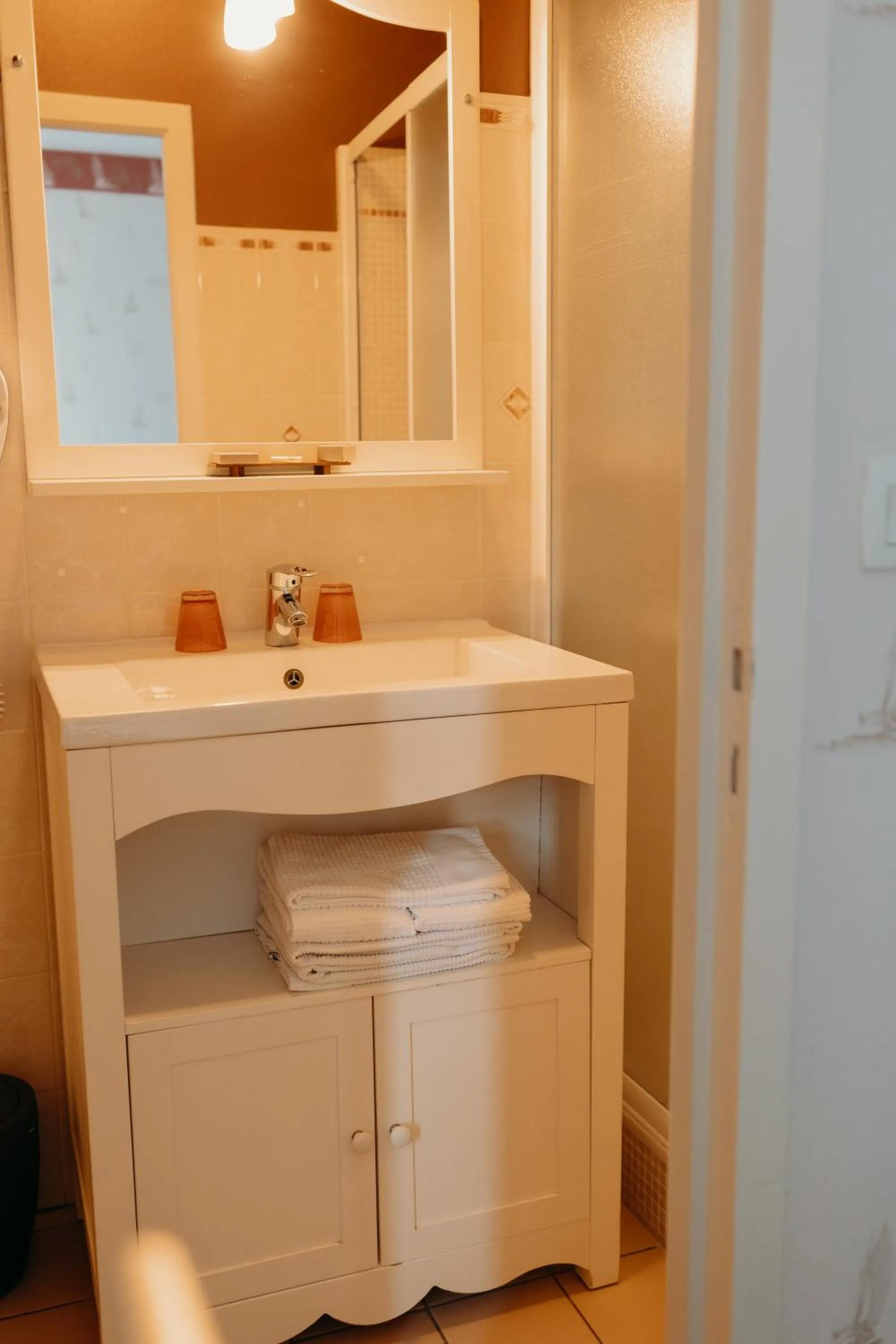Bathroom in Hôtel Le Chatellier - Piscine chauffée d'avril à octobre