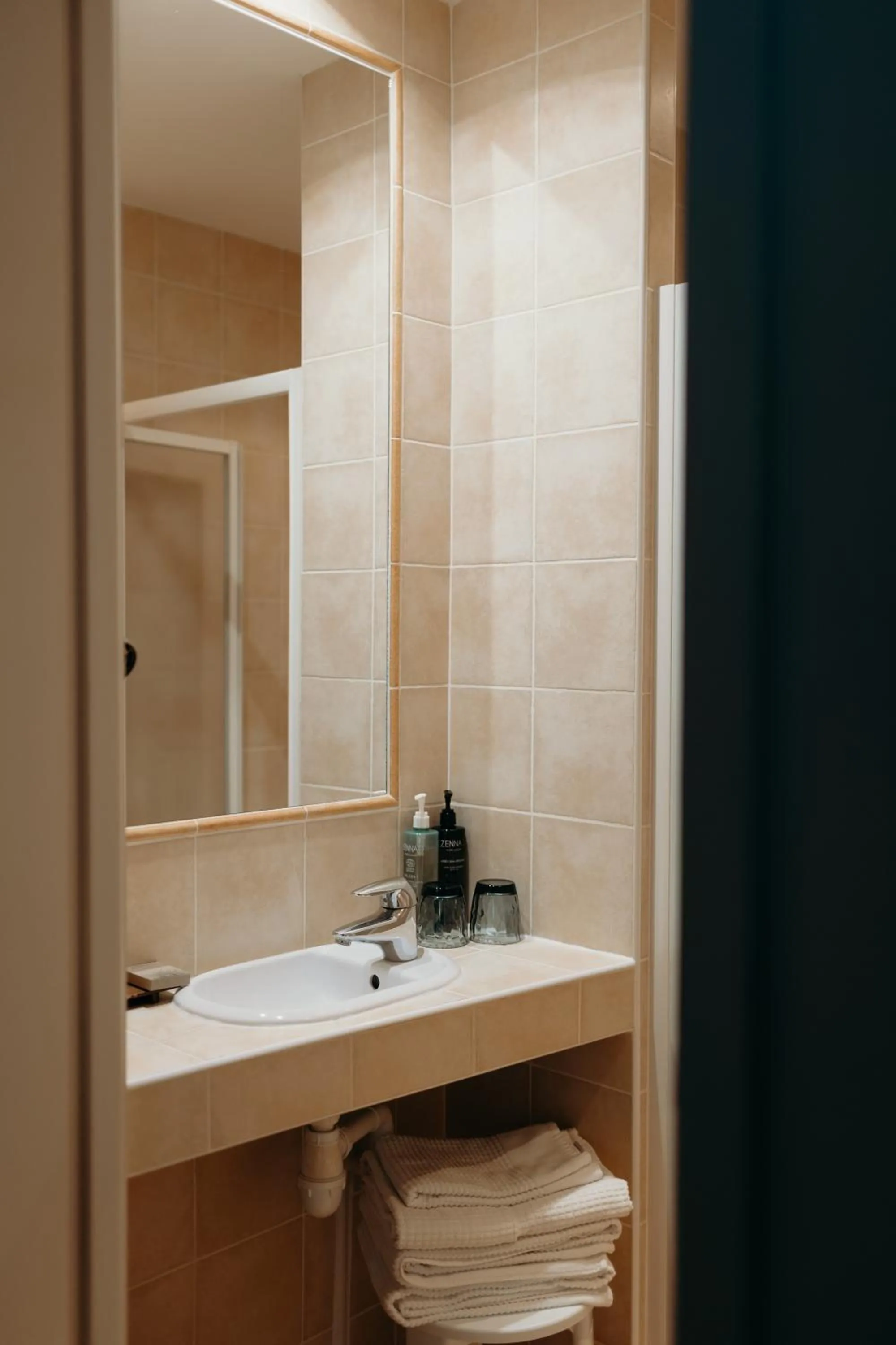 Bathroom in Hôtel Le Chatellier - Piscine chauffée d'avril à octobre