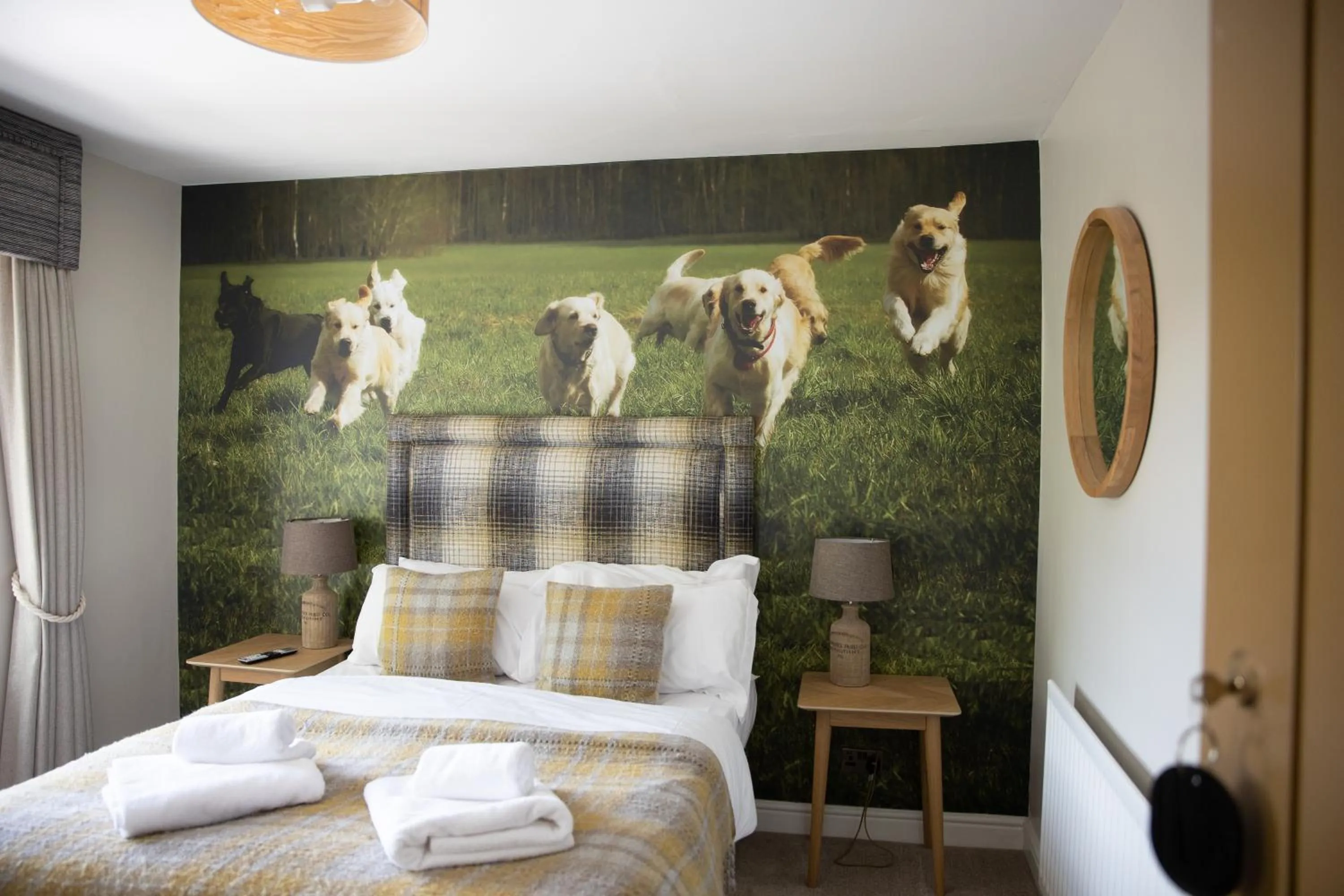 Bedroom, Bed in The Dog in Over Peover