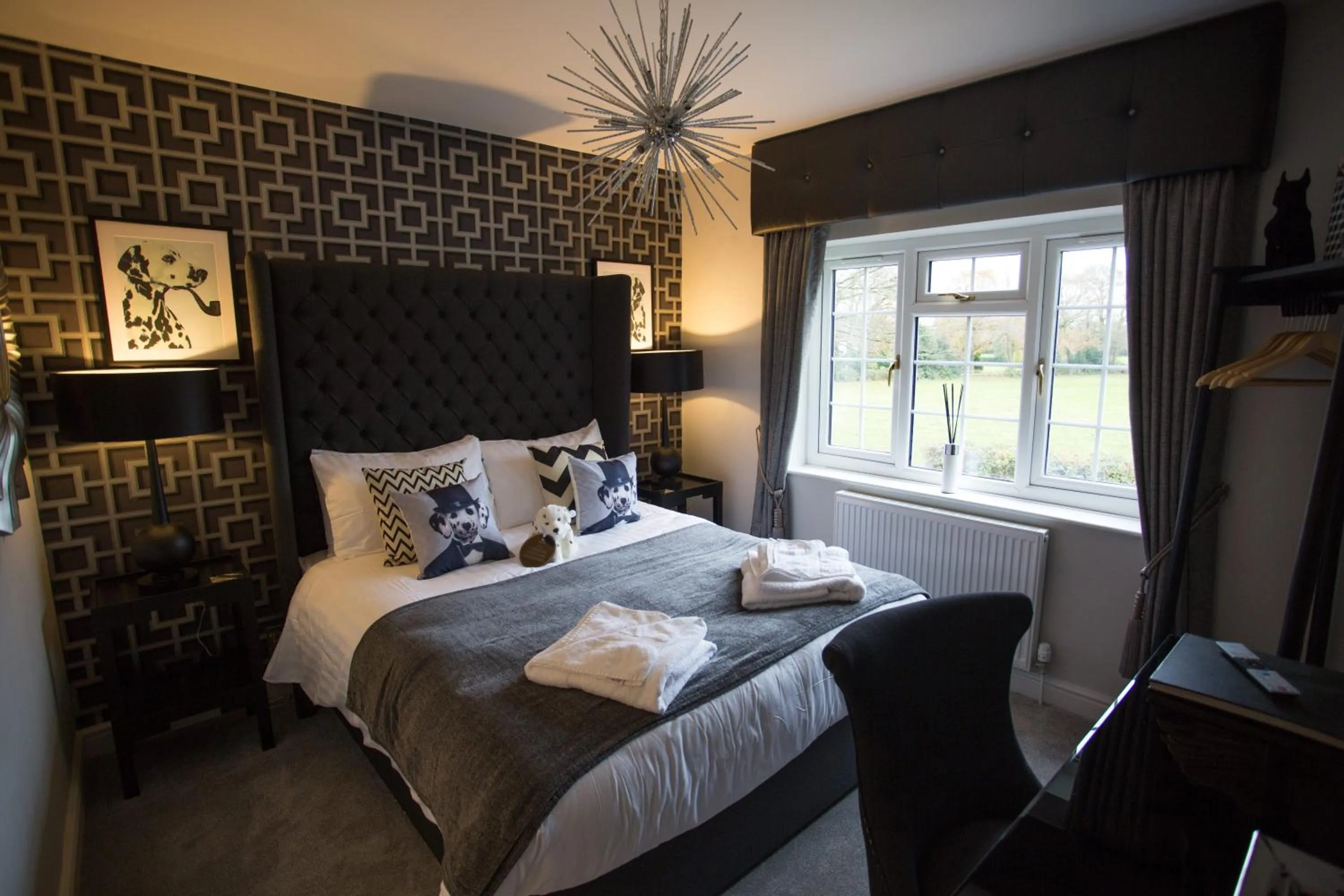 Bedroom, Bed in The Dog in Over Peover