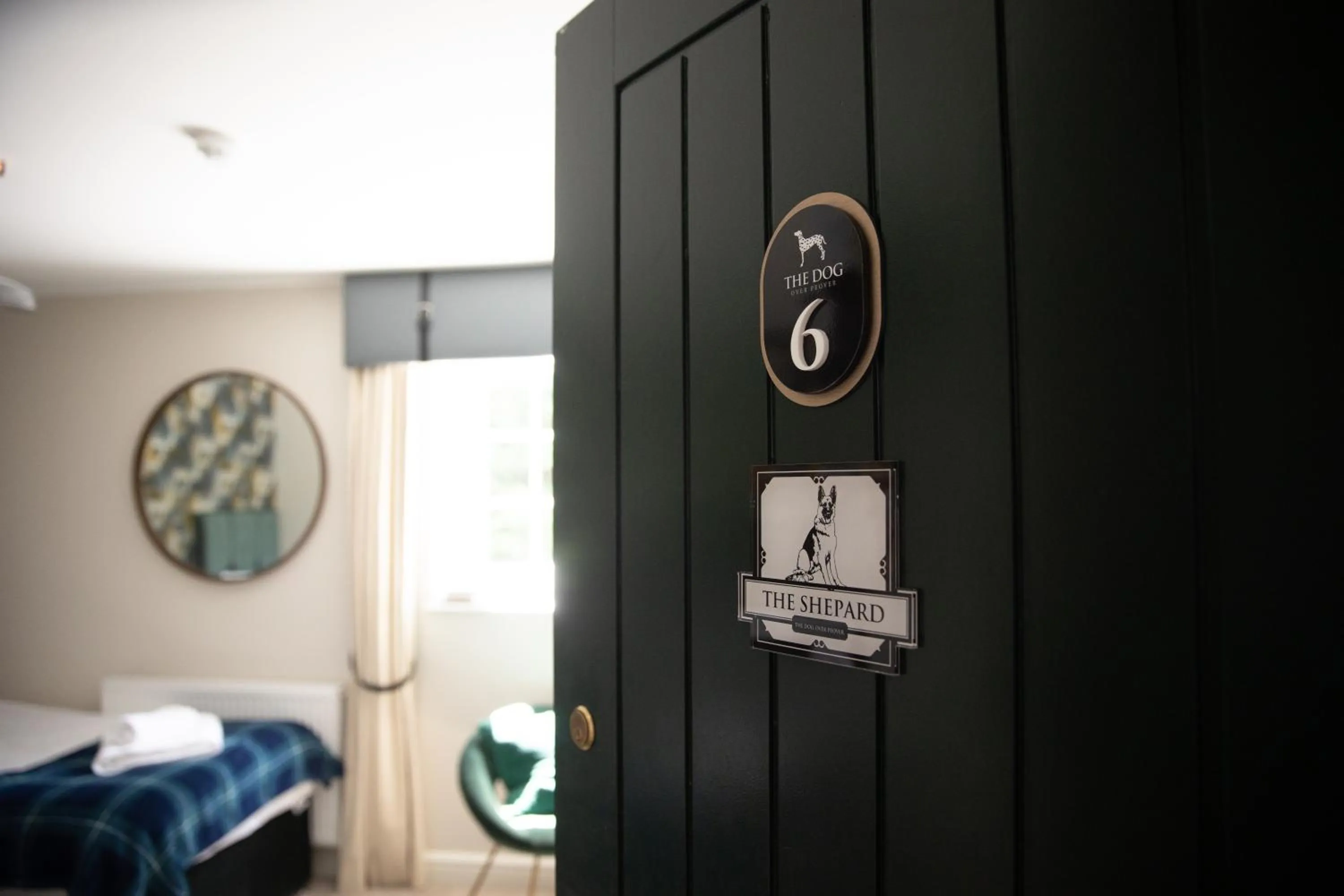 Bedroom, Bed in The Dog in Over Peover