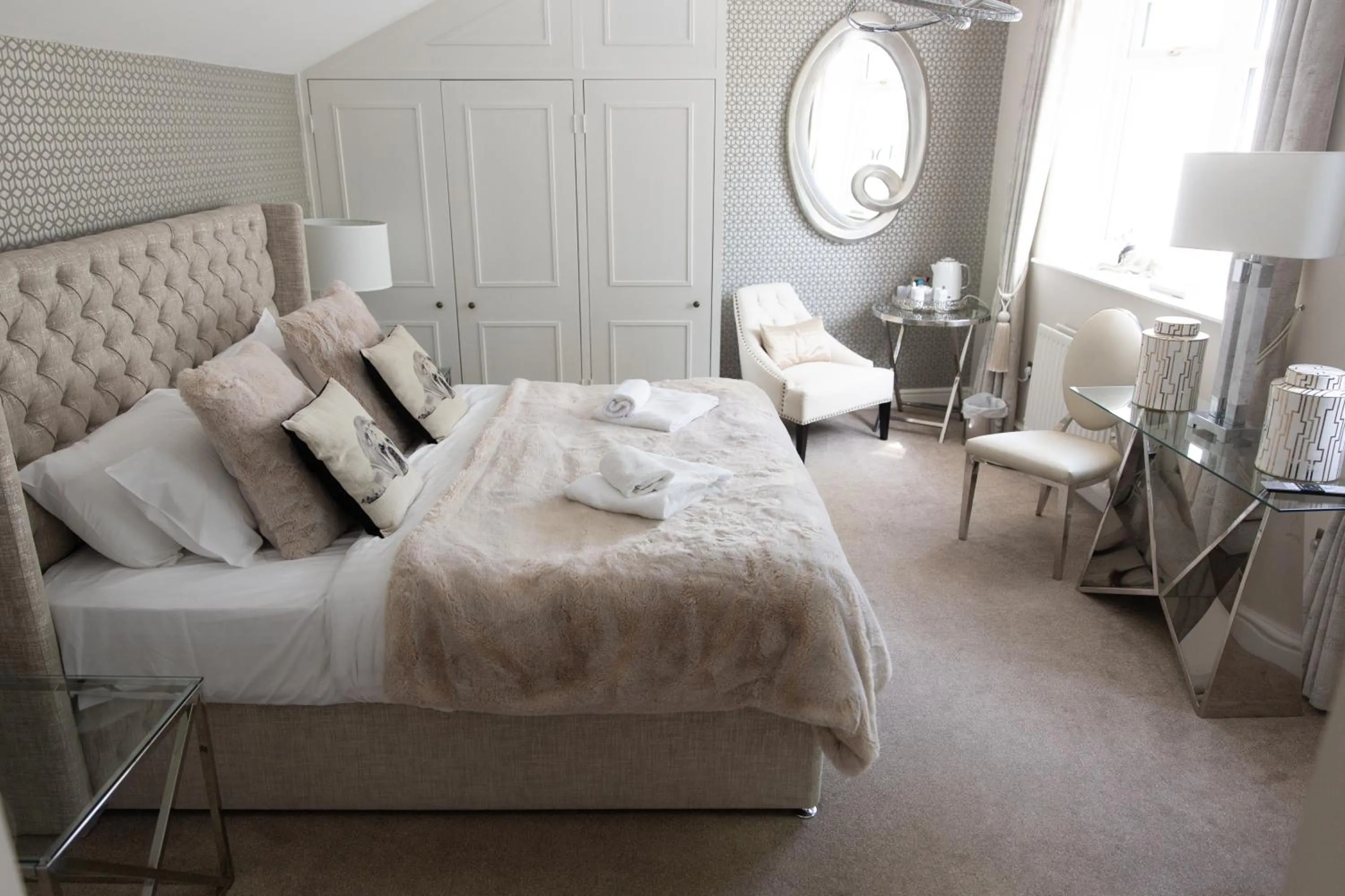 Bedroom, Bed in The Dog in Over Peover