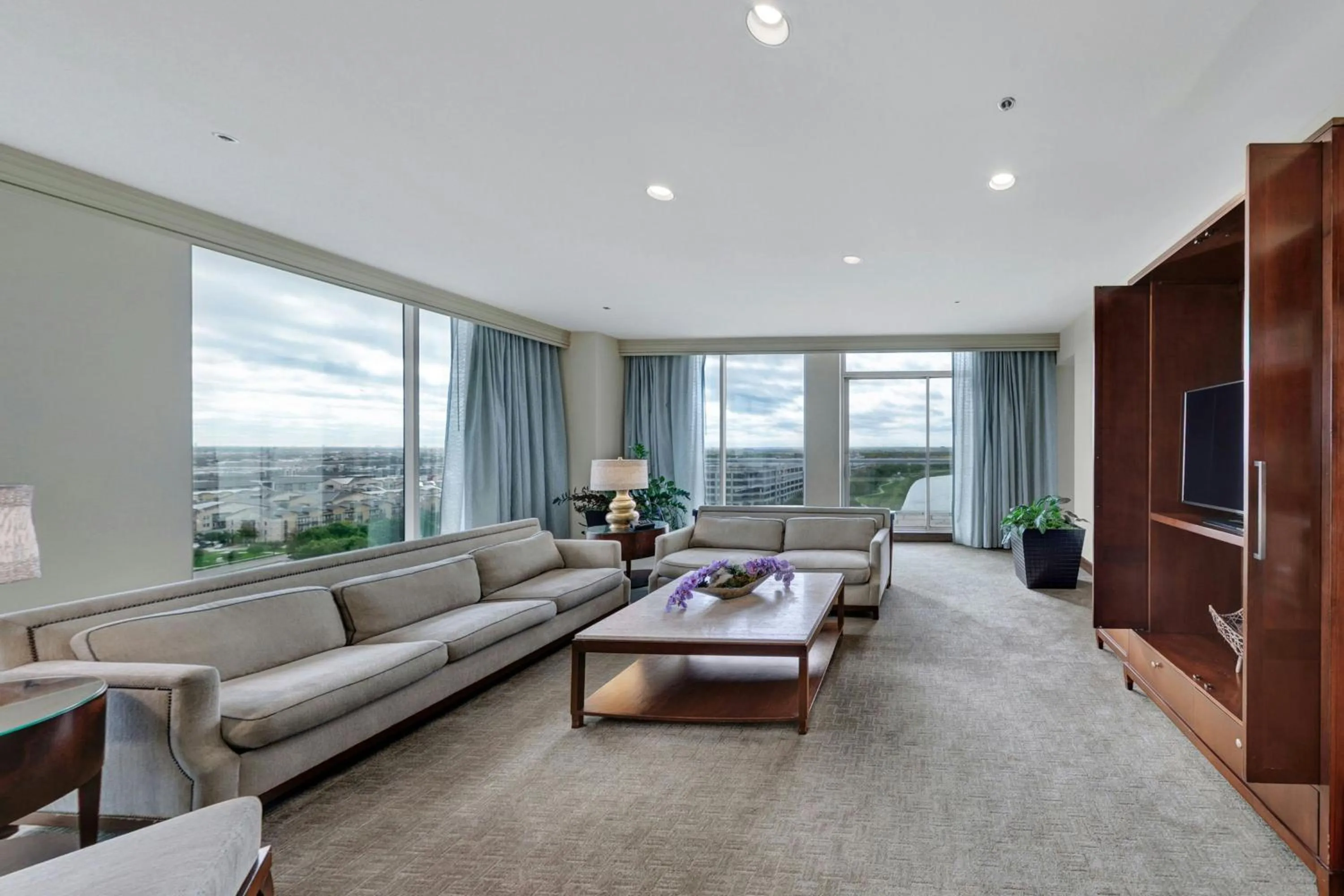 Living room in Renaissance Dallas North Hotel