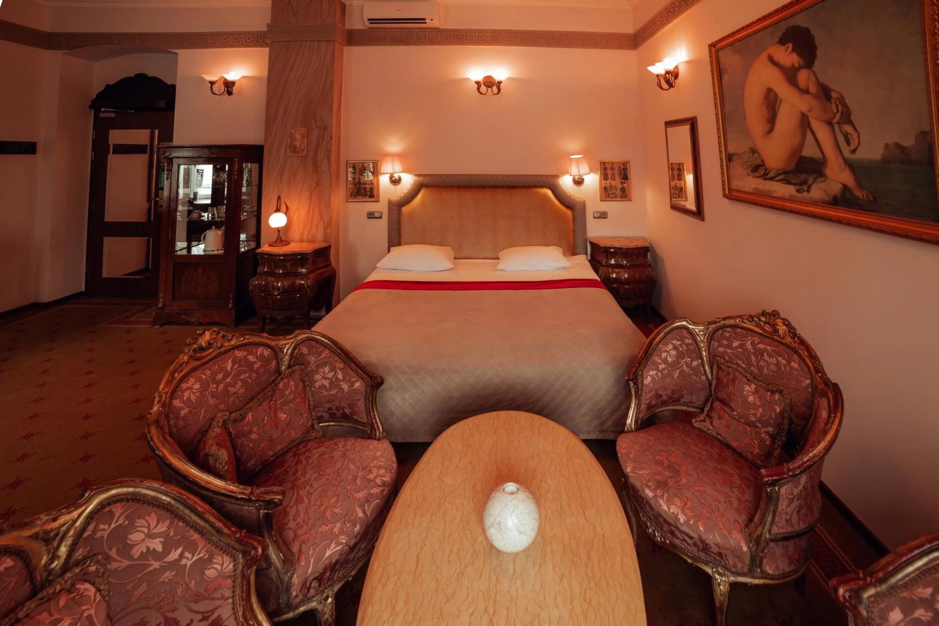 Living room, Bed in Hotel Ambasada Bolesławiec