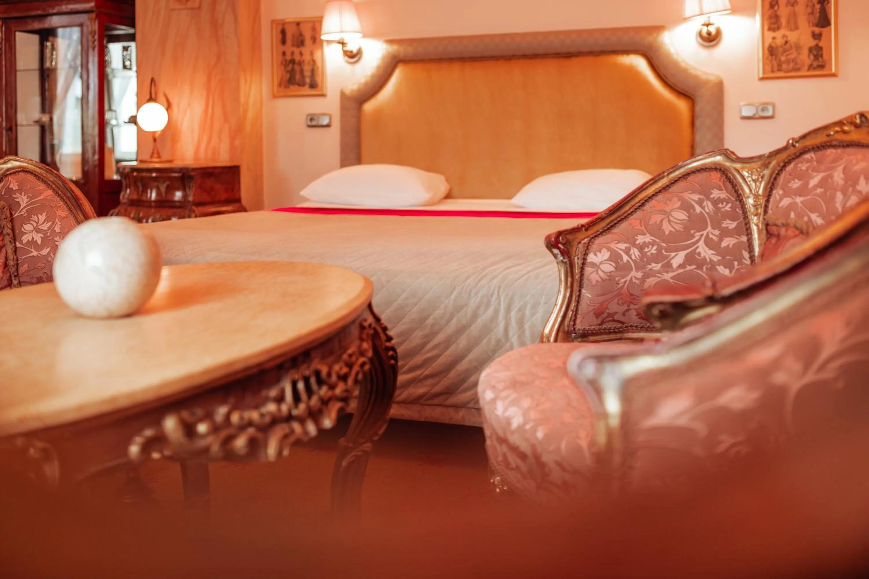 Living room, Bed in Hotel Ambasada Bolesławiec