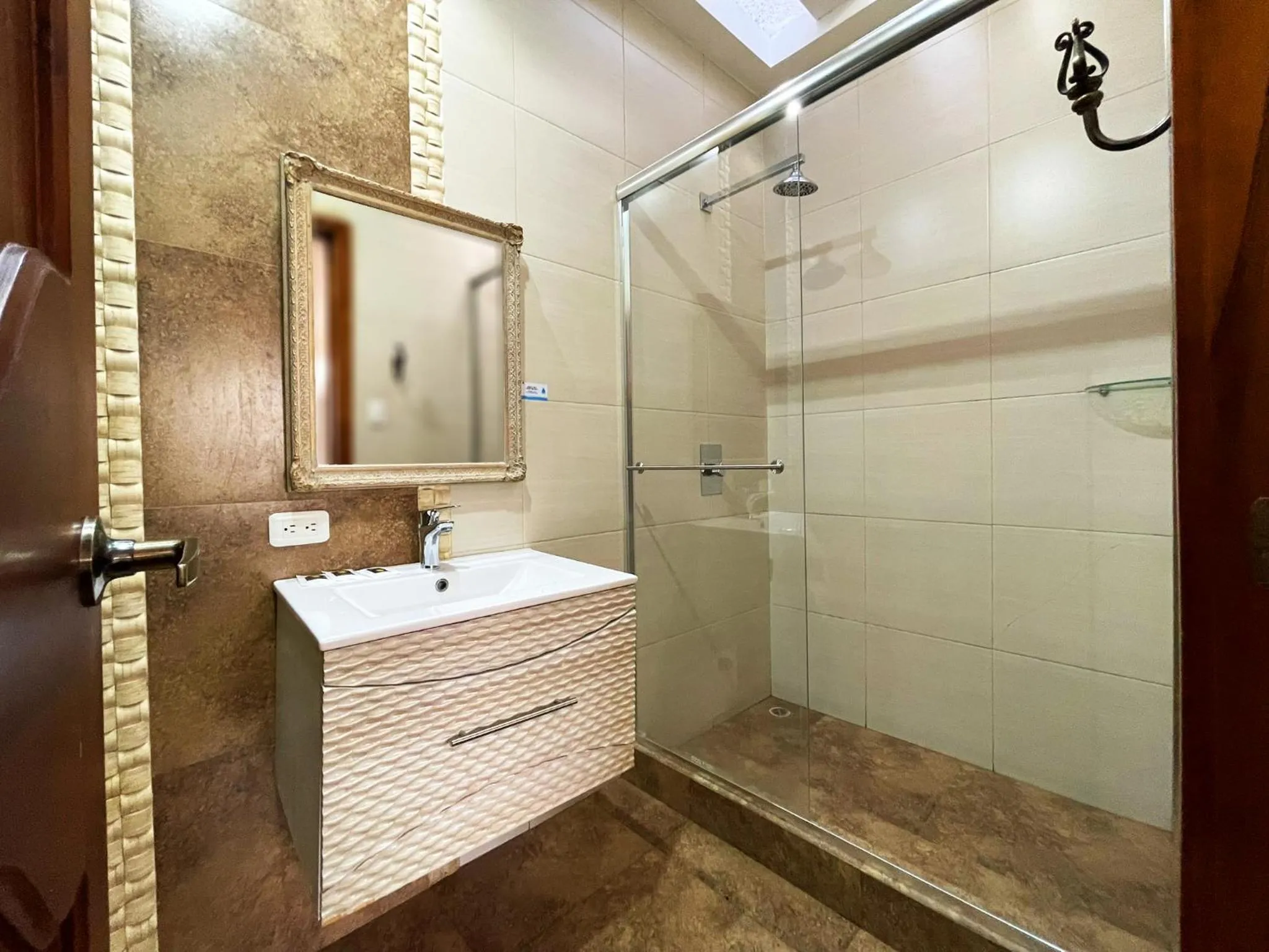 Shower in Hotel Azul de la Plaza by Chat Noir