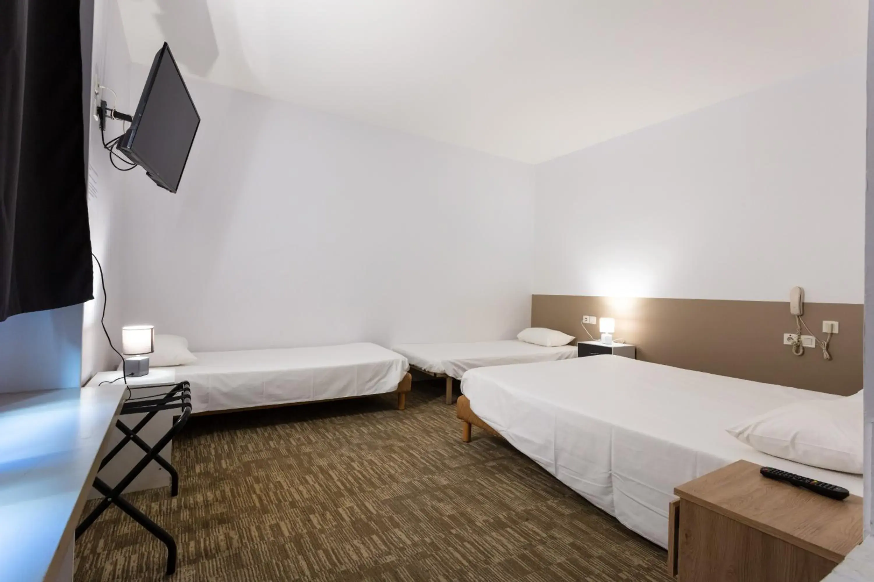 Quadruple Room with Bath in Hotel du Clocher Quadruple Room with Bath in Hotel du Clocher