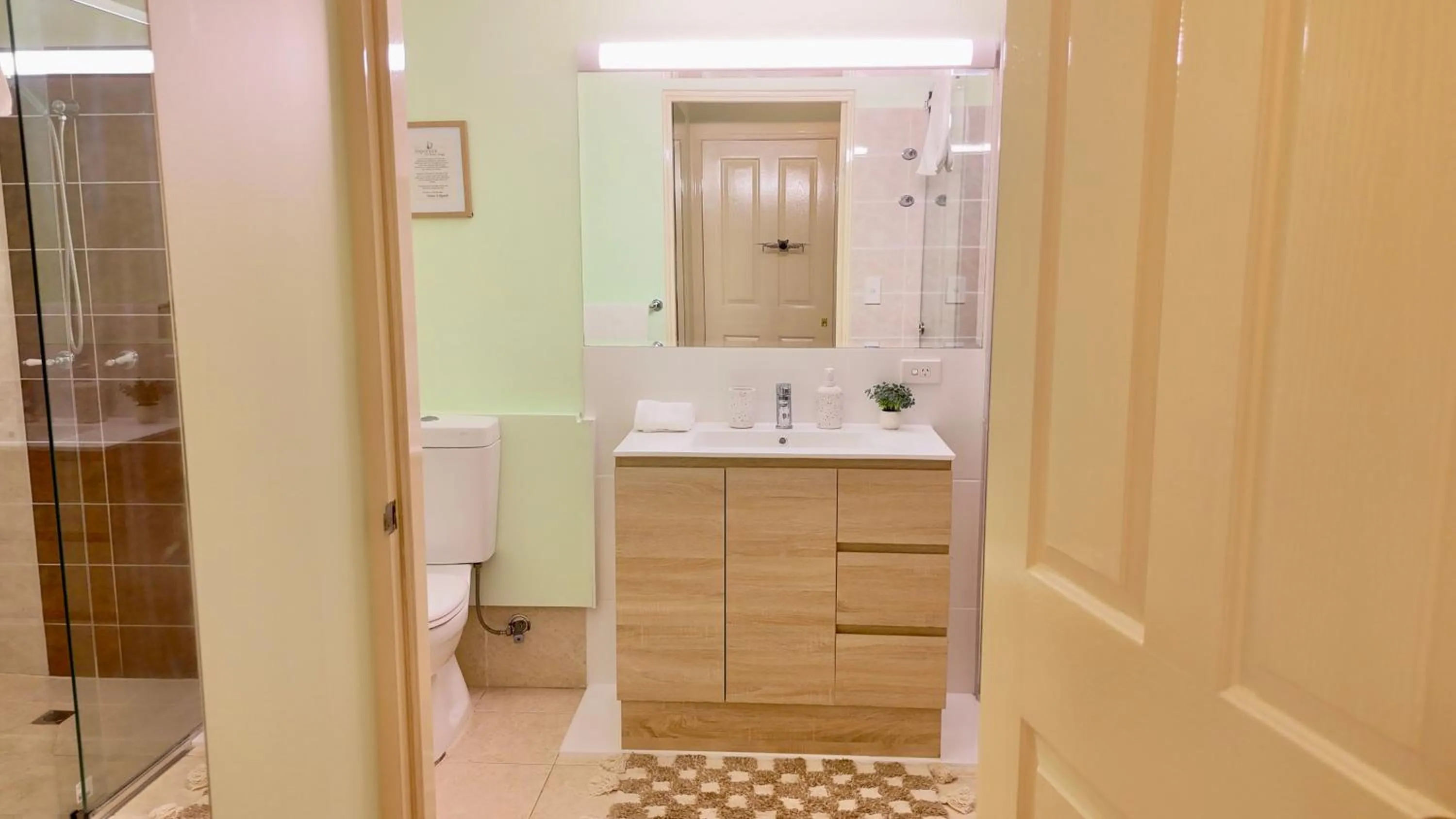 Bathroom in Curtis Falls Studio-Apartment
