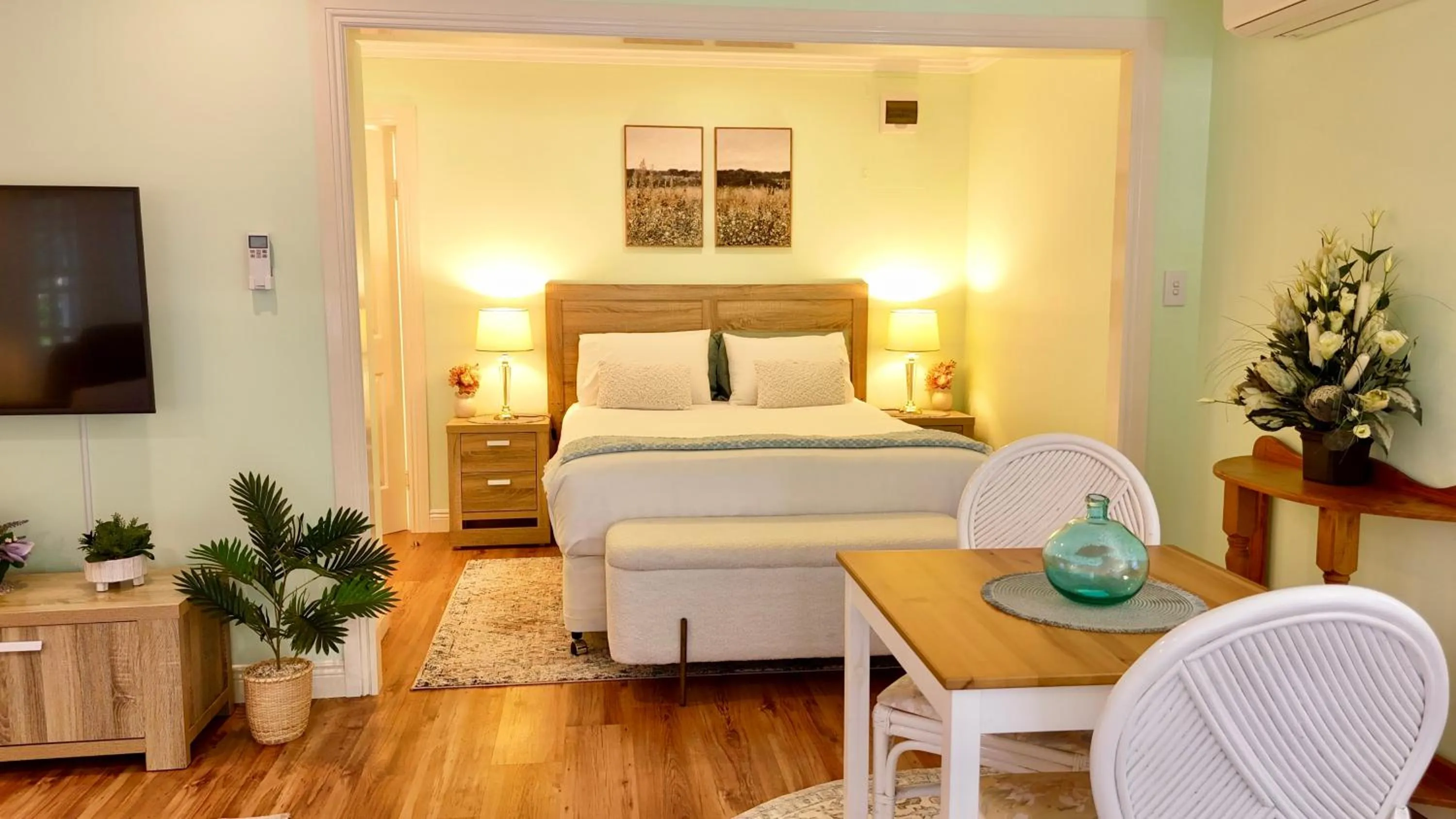 Bedroom, Bed in Curtis Falls Studio-Apartment