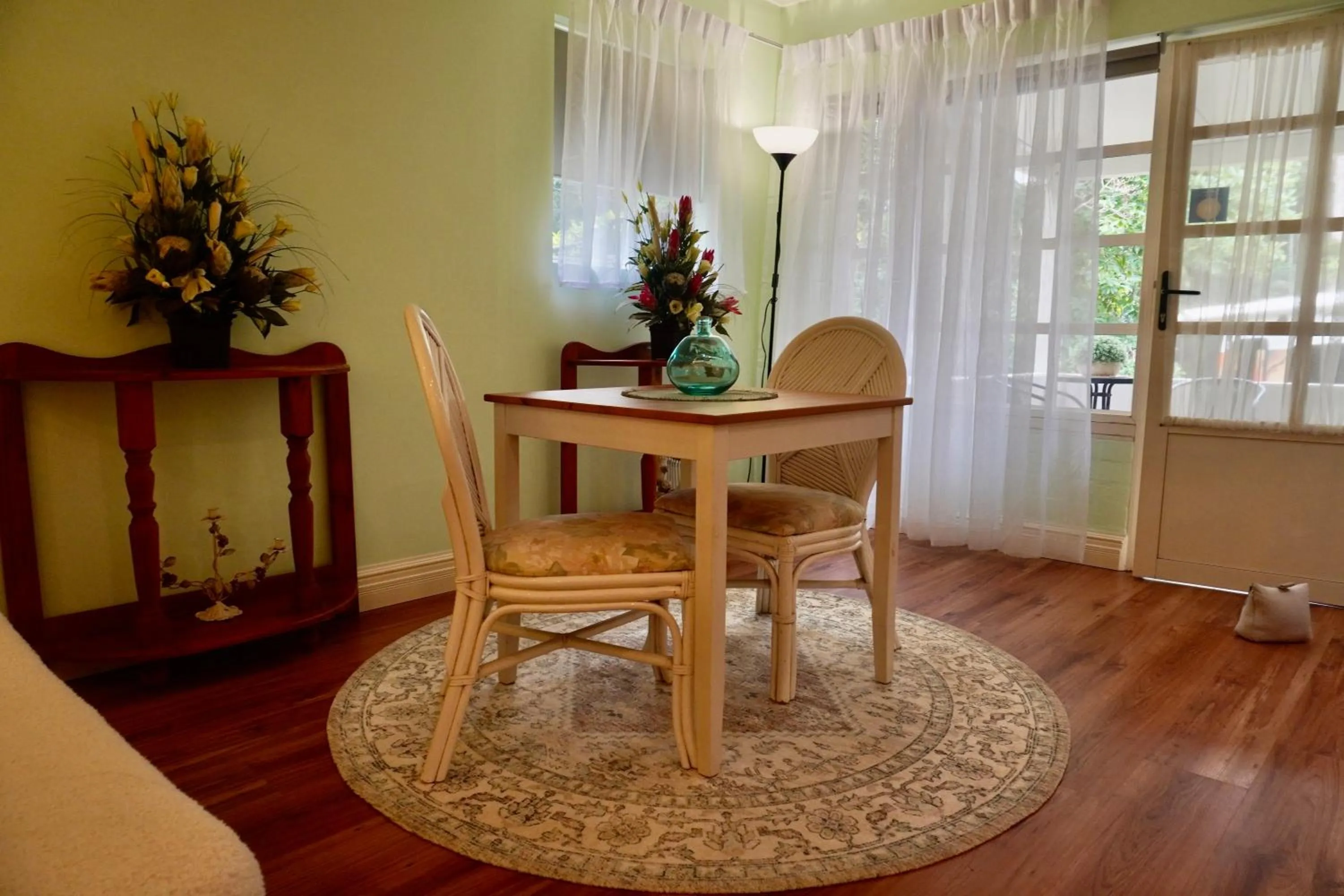 Dining area in Curtis Falls Studio-Apartment
