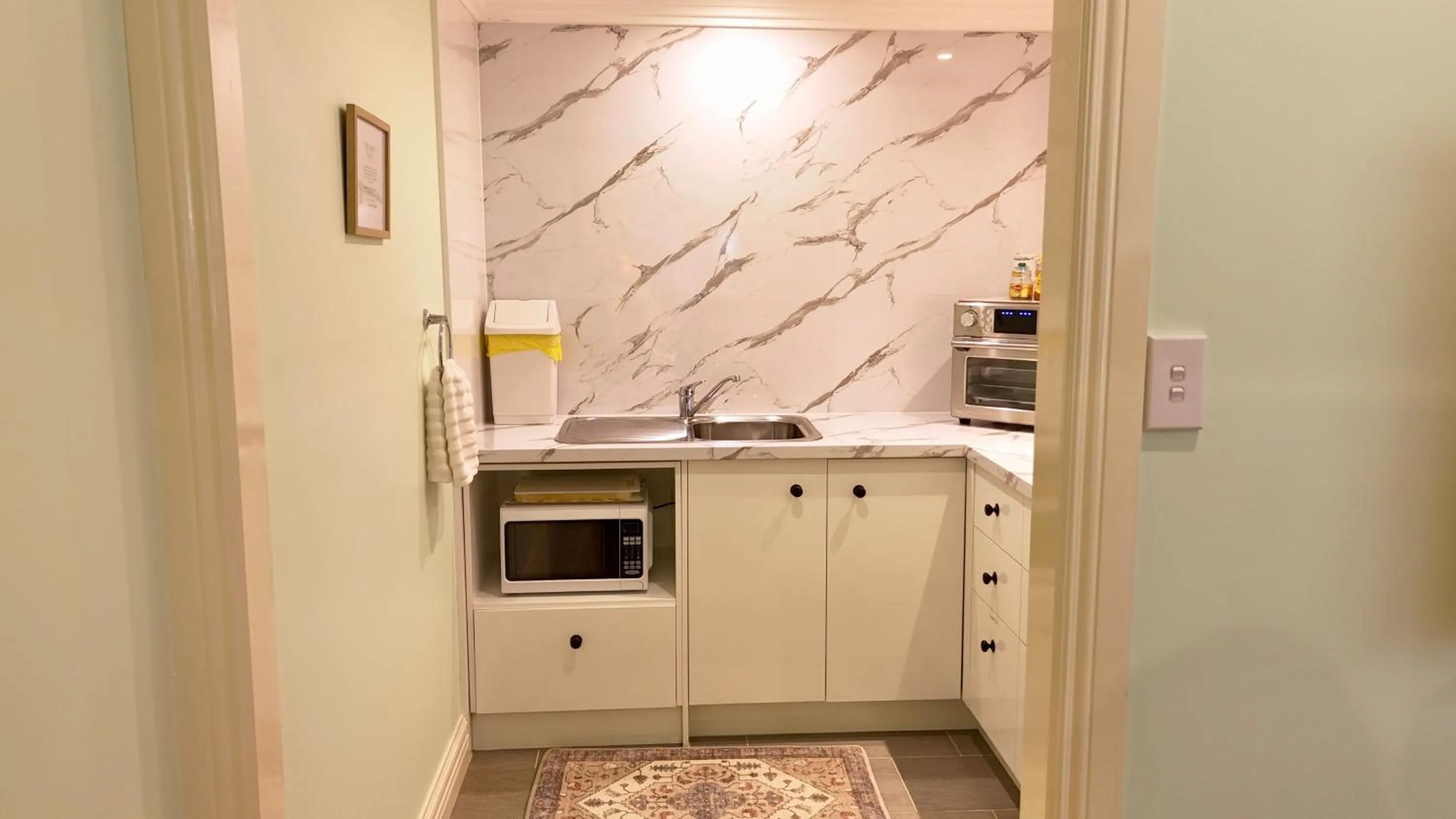 Kitchen or kitchenette in Curtis Falls Studio-Apartment