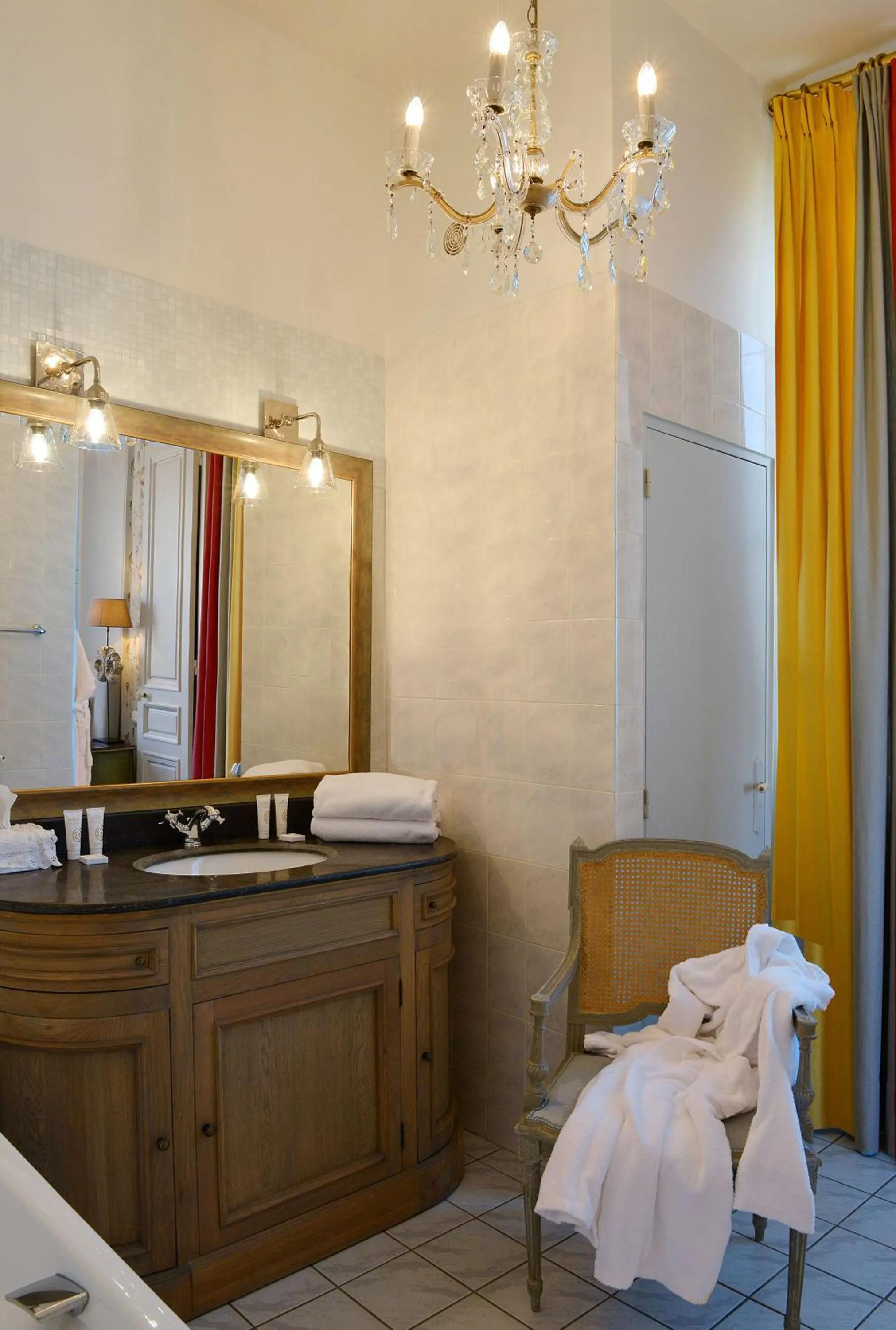 Bathroom, Bed in Hotel Villa Reine Hortense