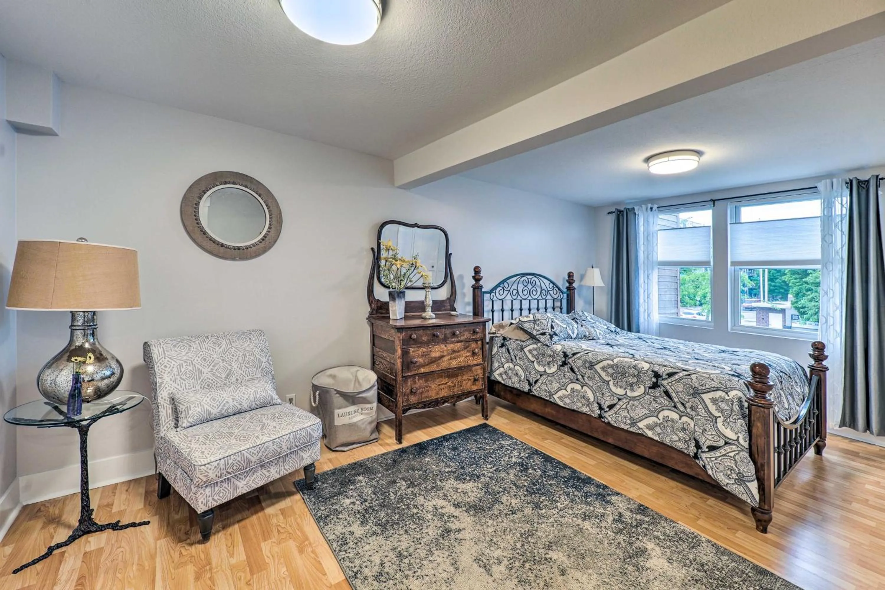 Bed in Downtown Grand Haven Apt Less Than 1 Mi to Lake Michigan