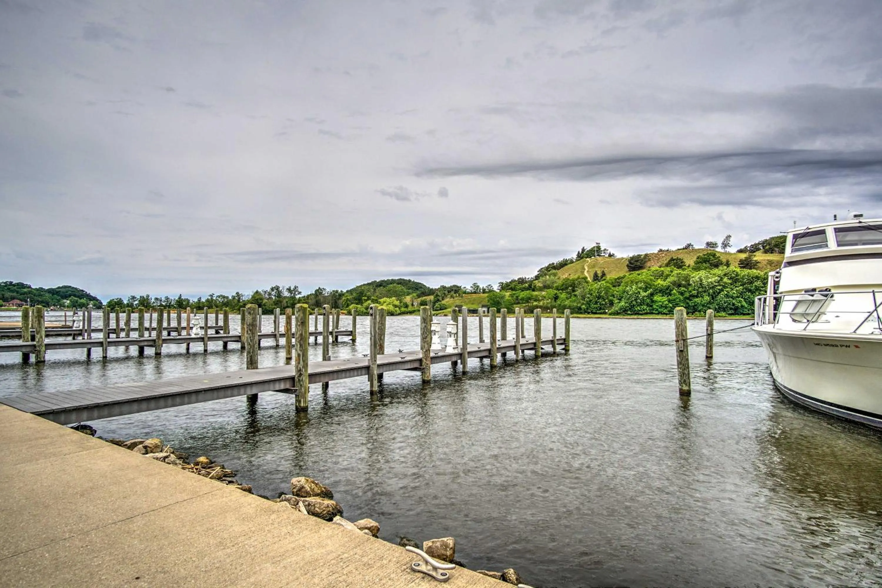 Downtown Grand Haven Apt Less Than 1 Mi to Lake Michigan