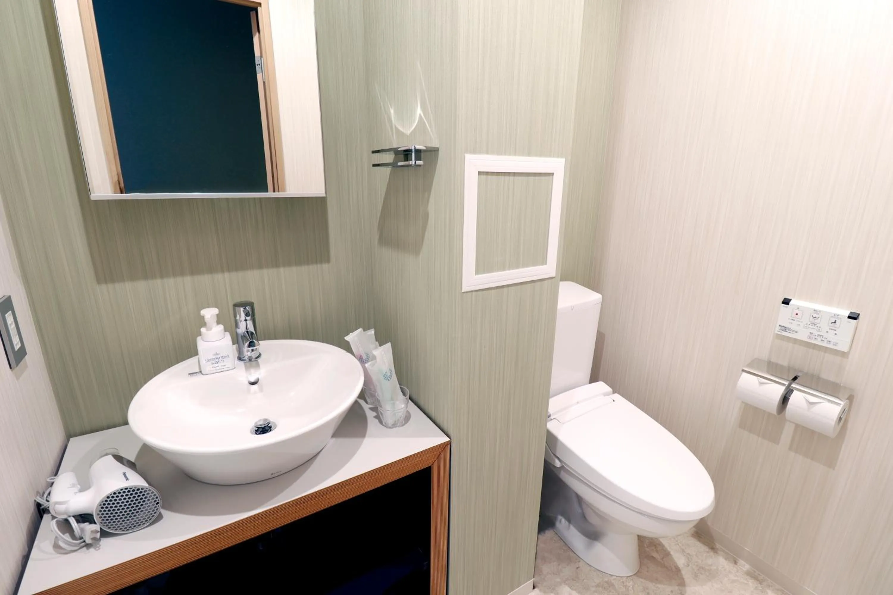 Toilet in Stay SAKURA Kyoto Kiyomizu Ougi