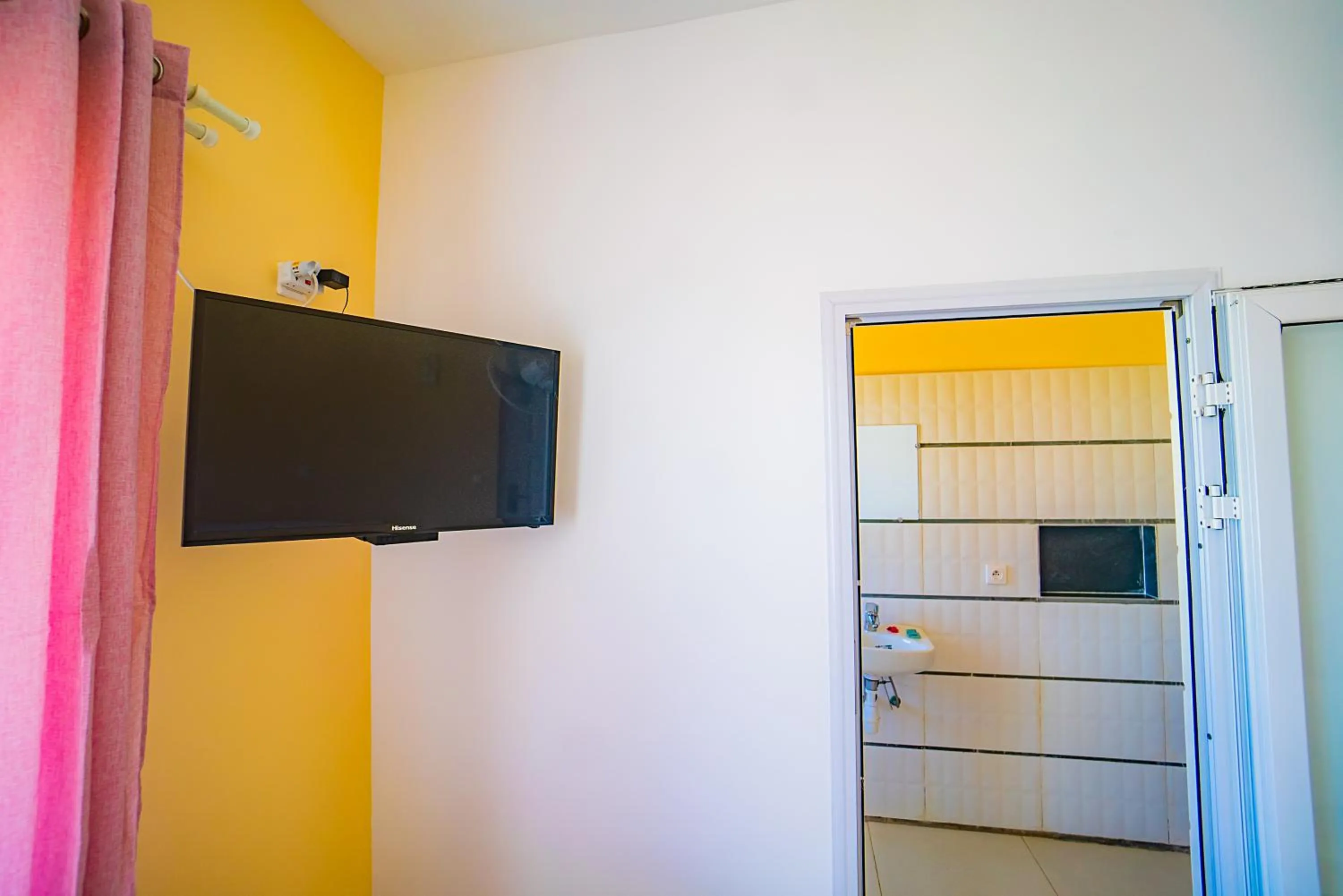 Photo of the whole room in Cambria Hotel