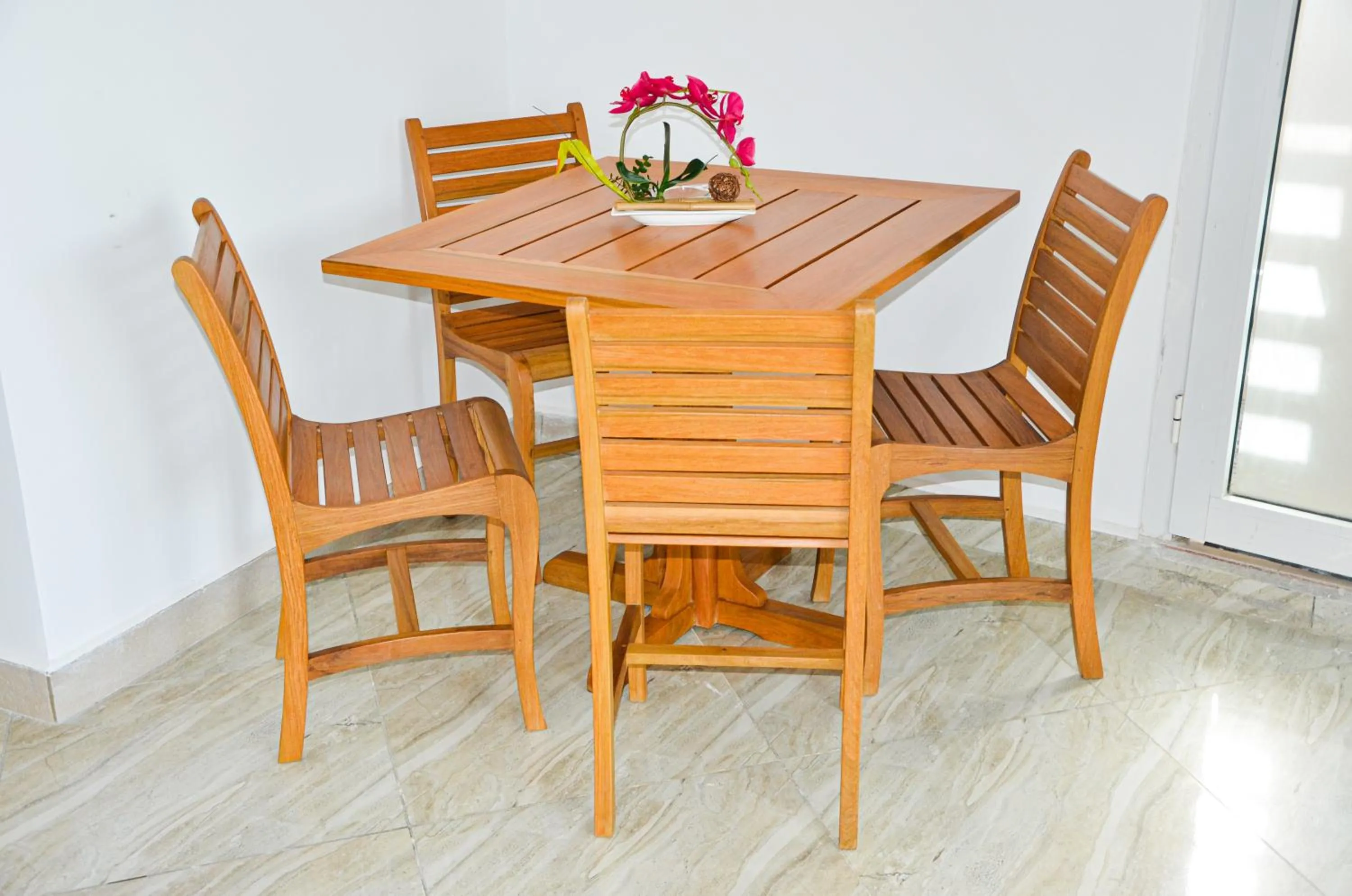 Dining area in Cambria Hotel