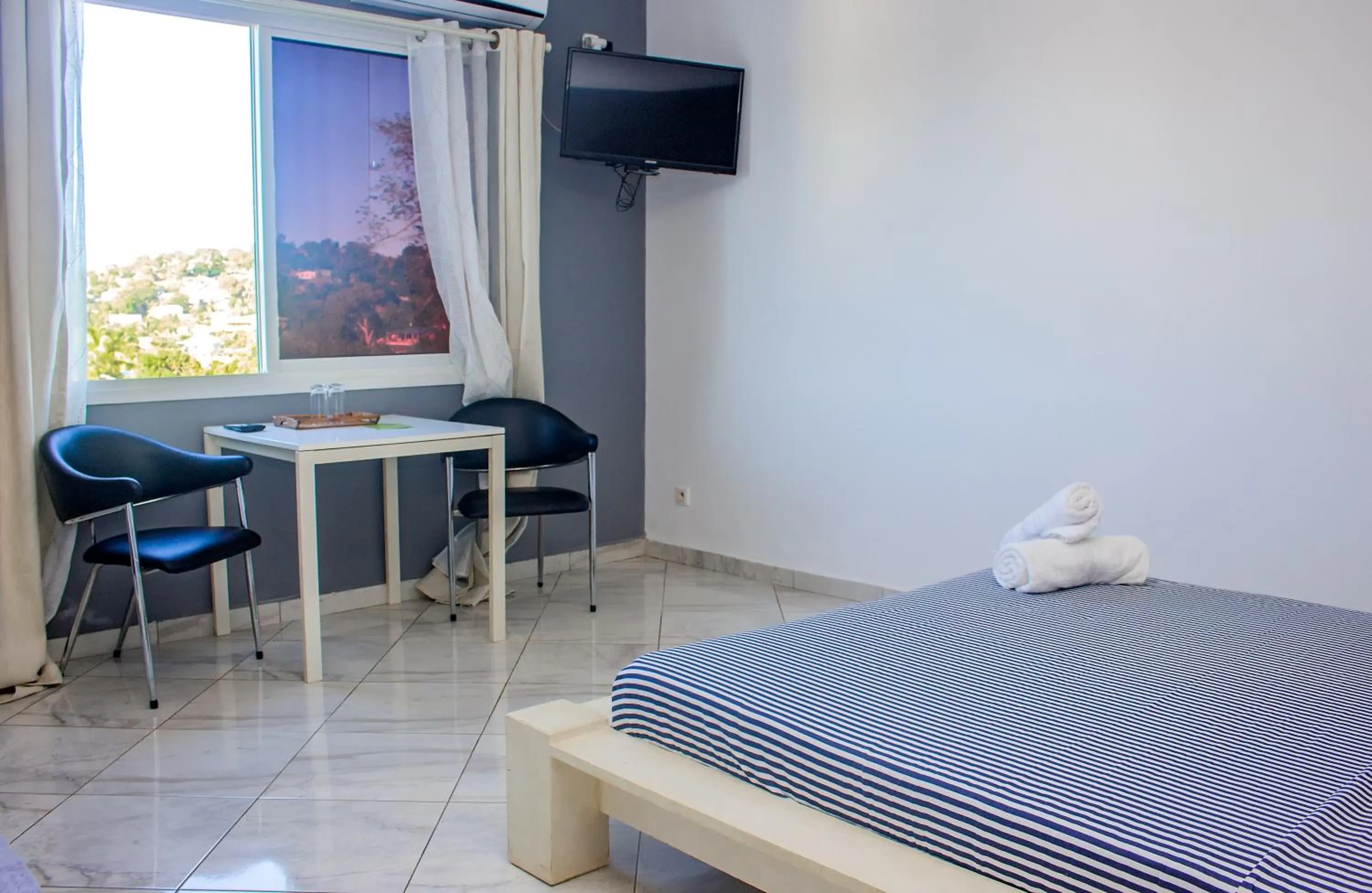 TV and multimedia, Bed in Cambria Hotel