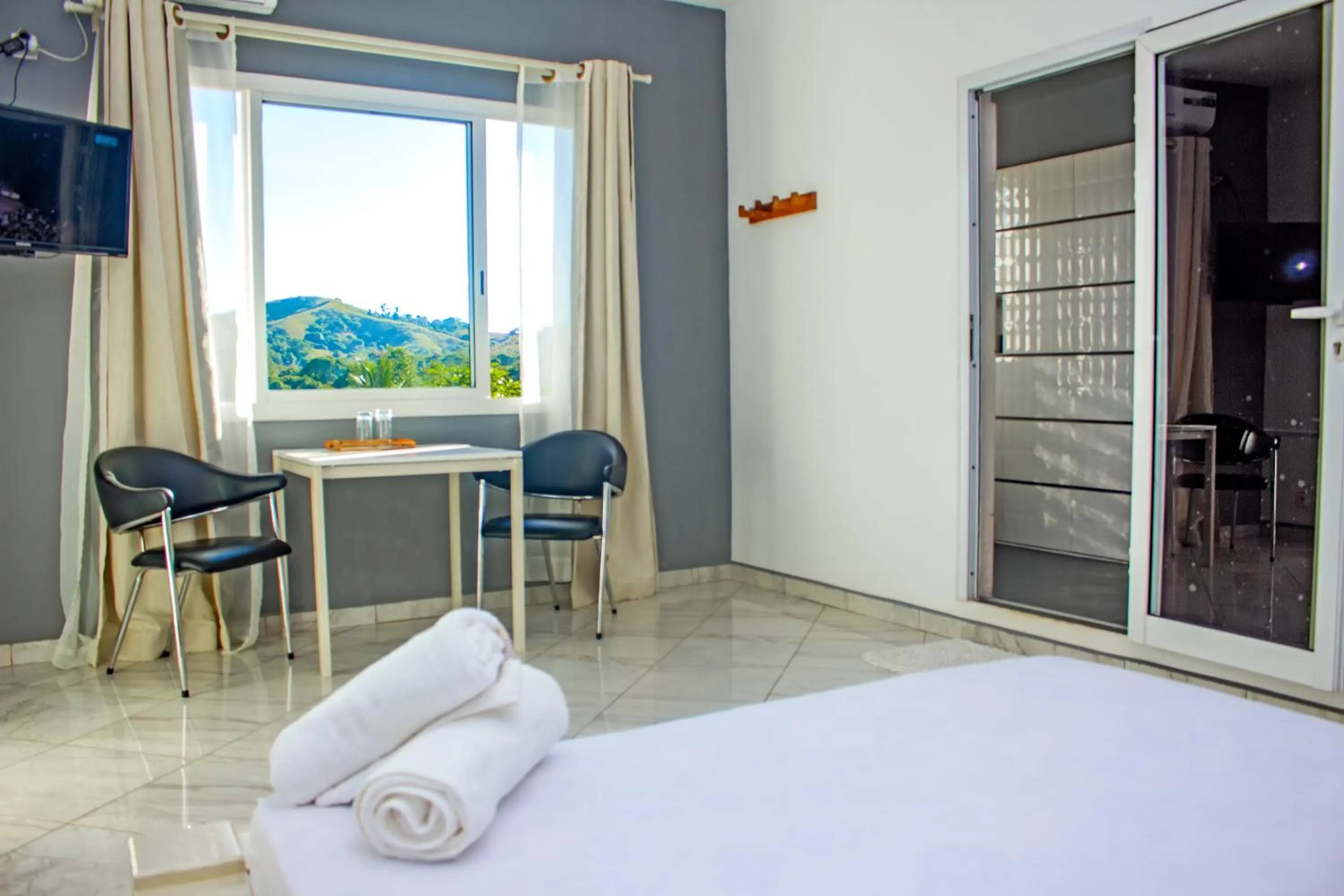 Photo of the whole room, Bed in Cambria Hotel