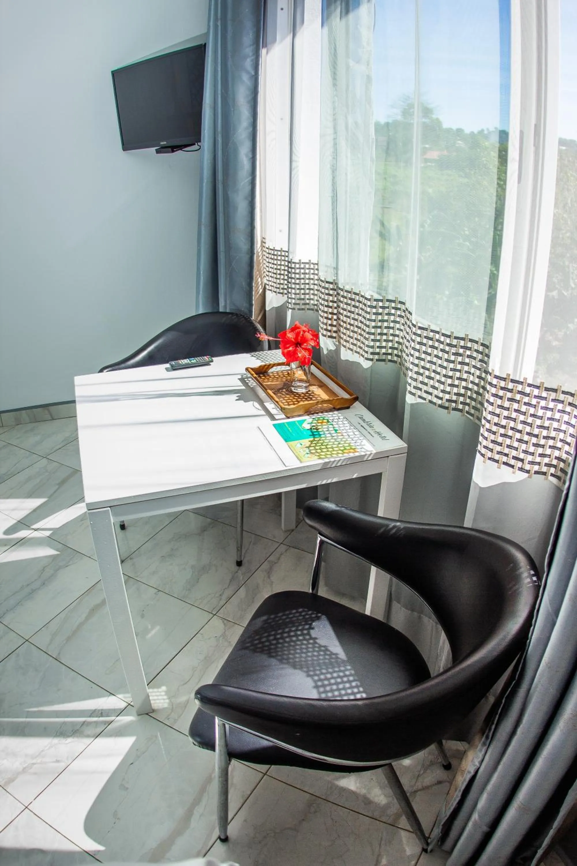 Seating area in Cambria Hotel