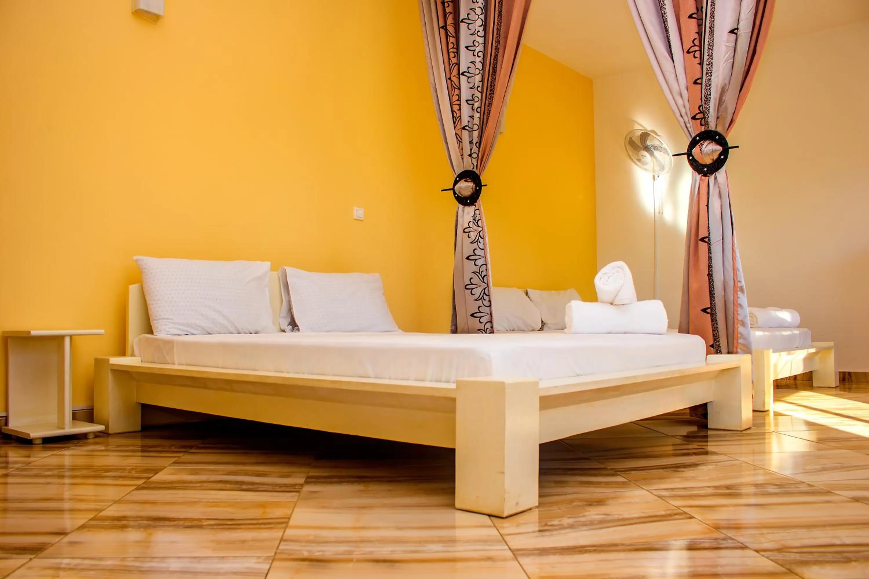 Living room, Bed in Cambria Hotel