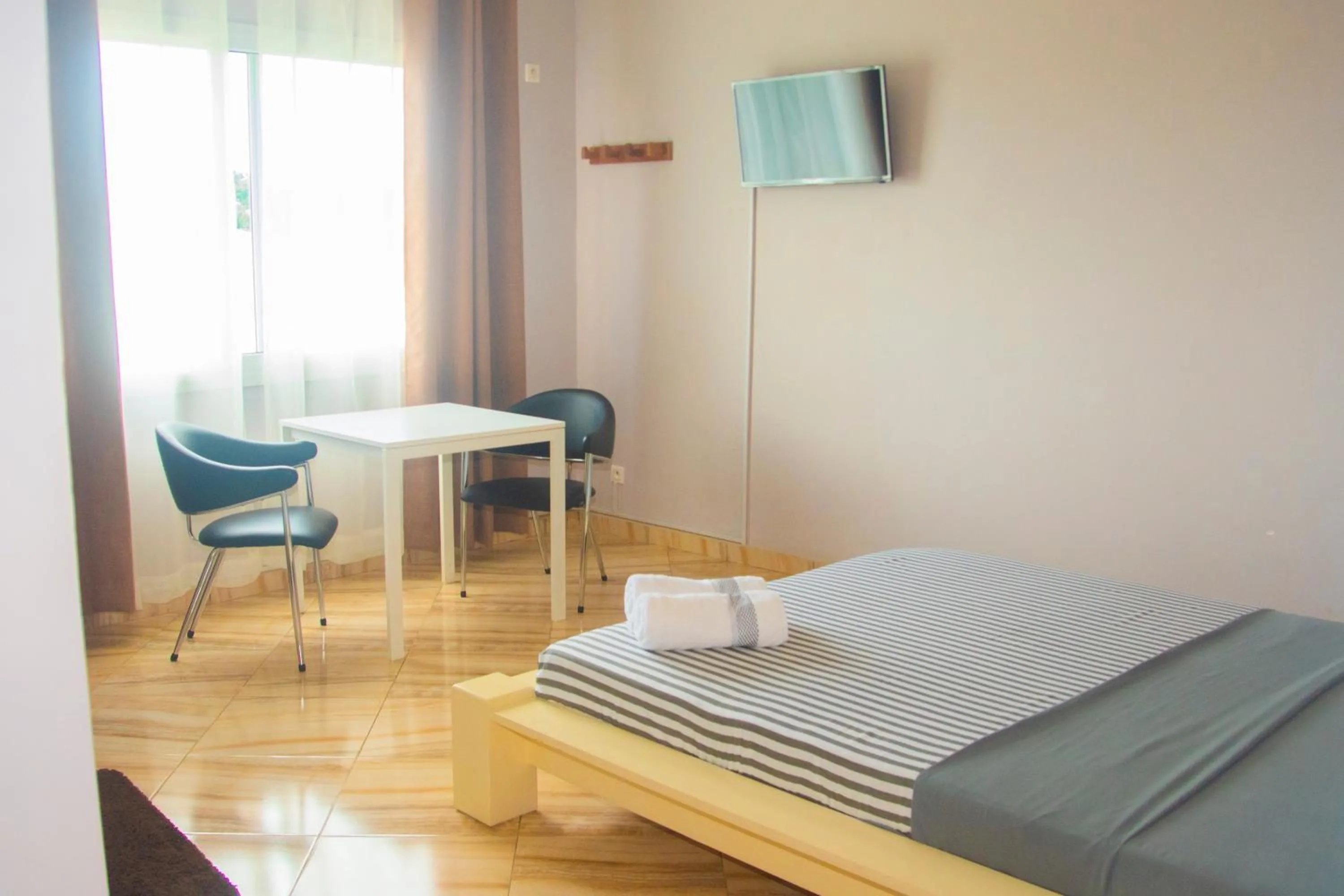 Seating area, Bed in Cambria Hotel