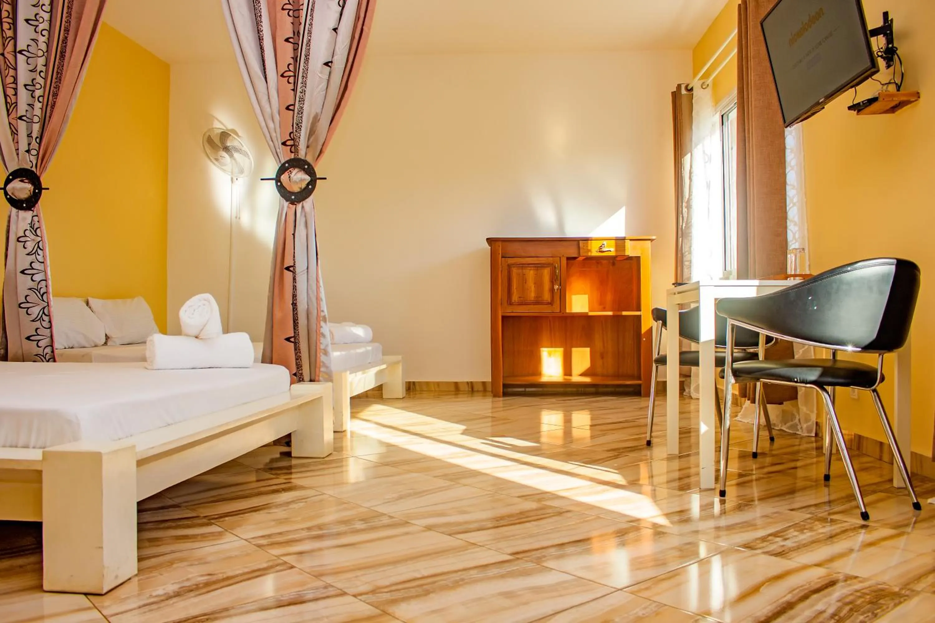 TV and multimedia, Bed in Cambria Hotel