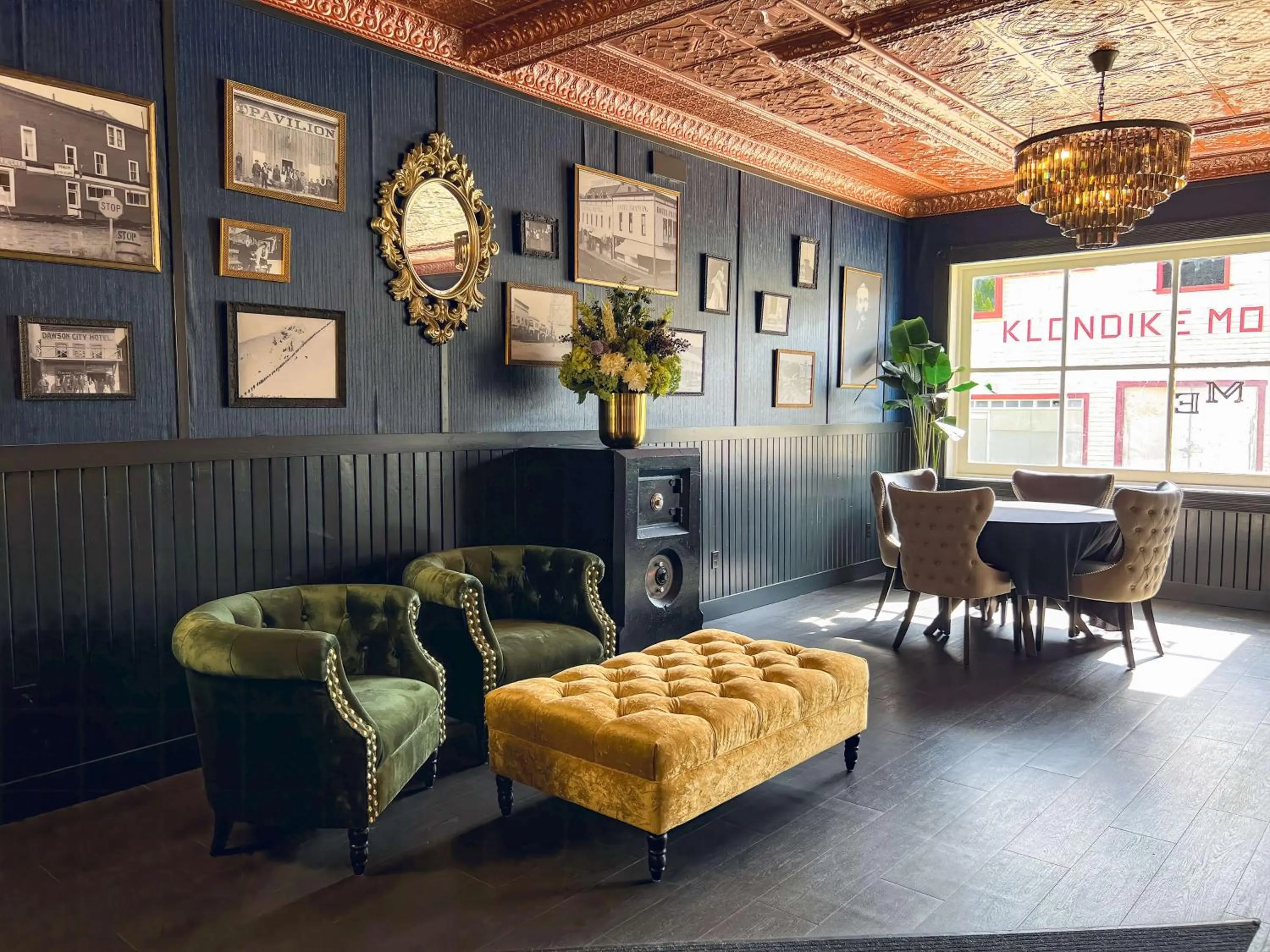 Lobby or reception in Midnight Sun, a Coast Hotel