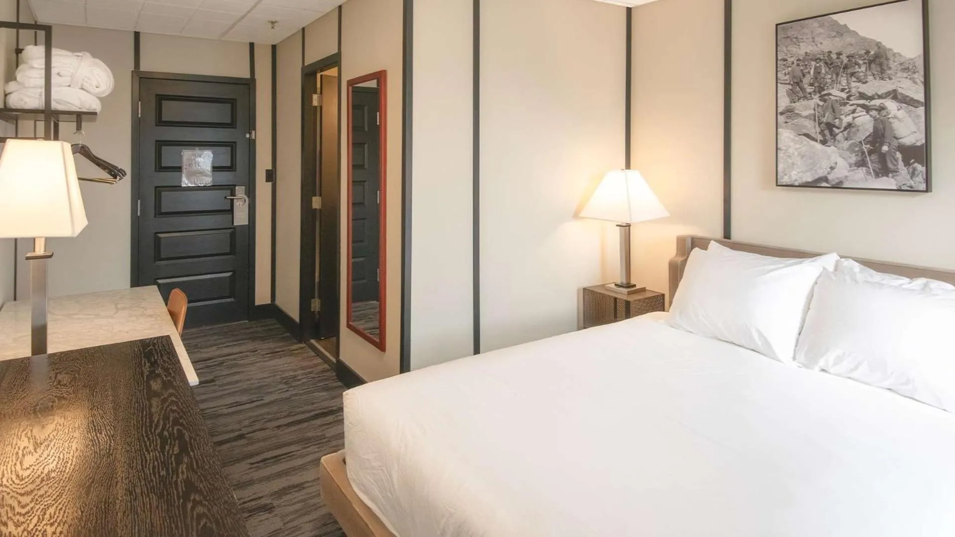 Bedroom, Bed in Midnight Sun, a Coast Hotel