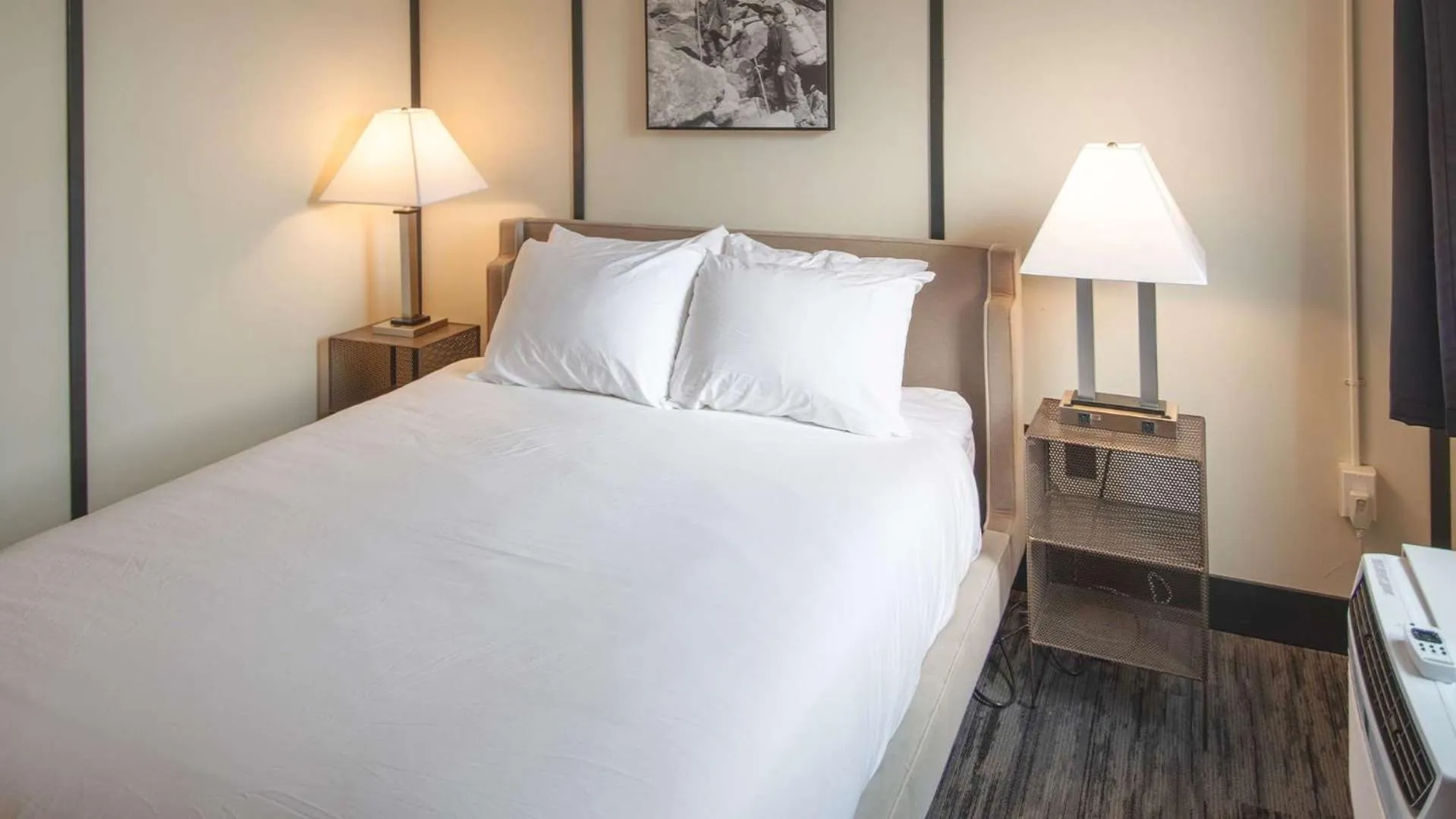 Bedroom, Bed in Midnight Sun, a Coast Hotel