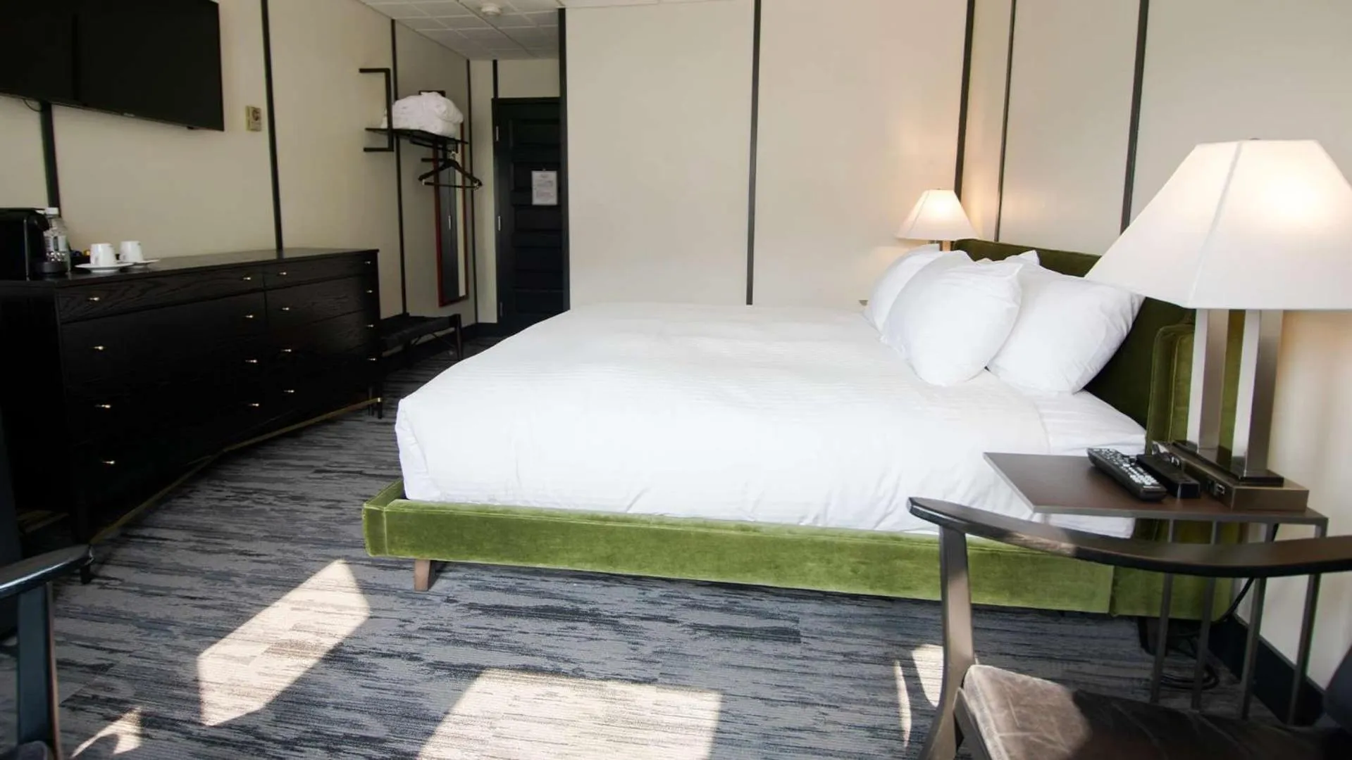 Bedroom, Bed in Midnight Sun, a Coast Hotel