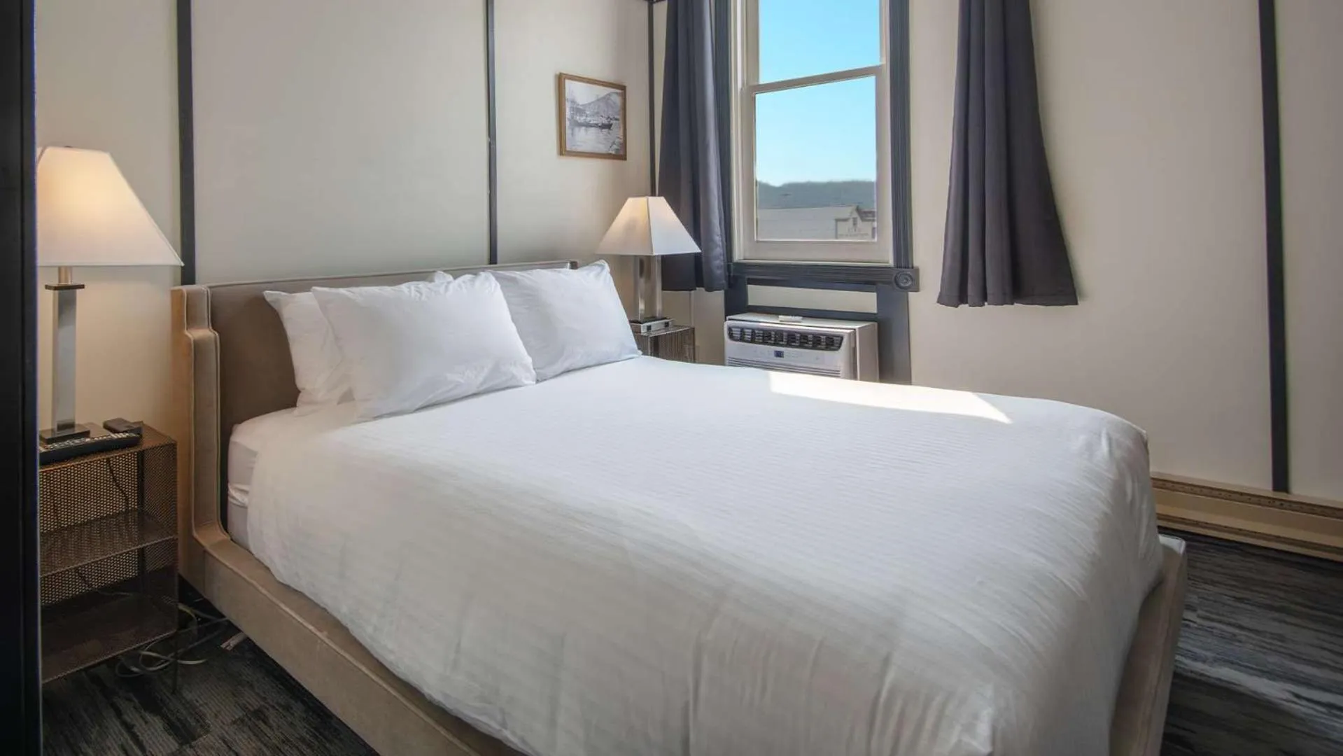 Bedroom, Bed in Midnight Sun, a Coast Hotel