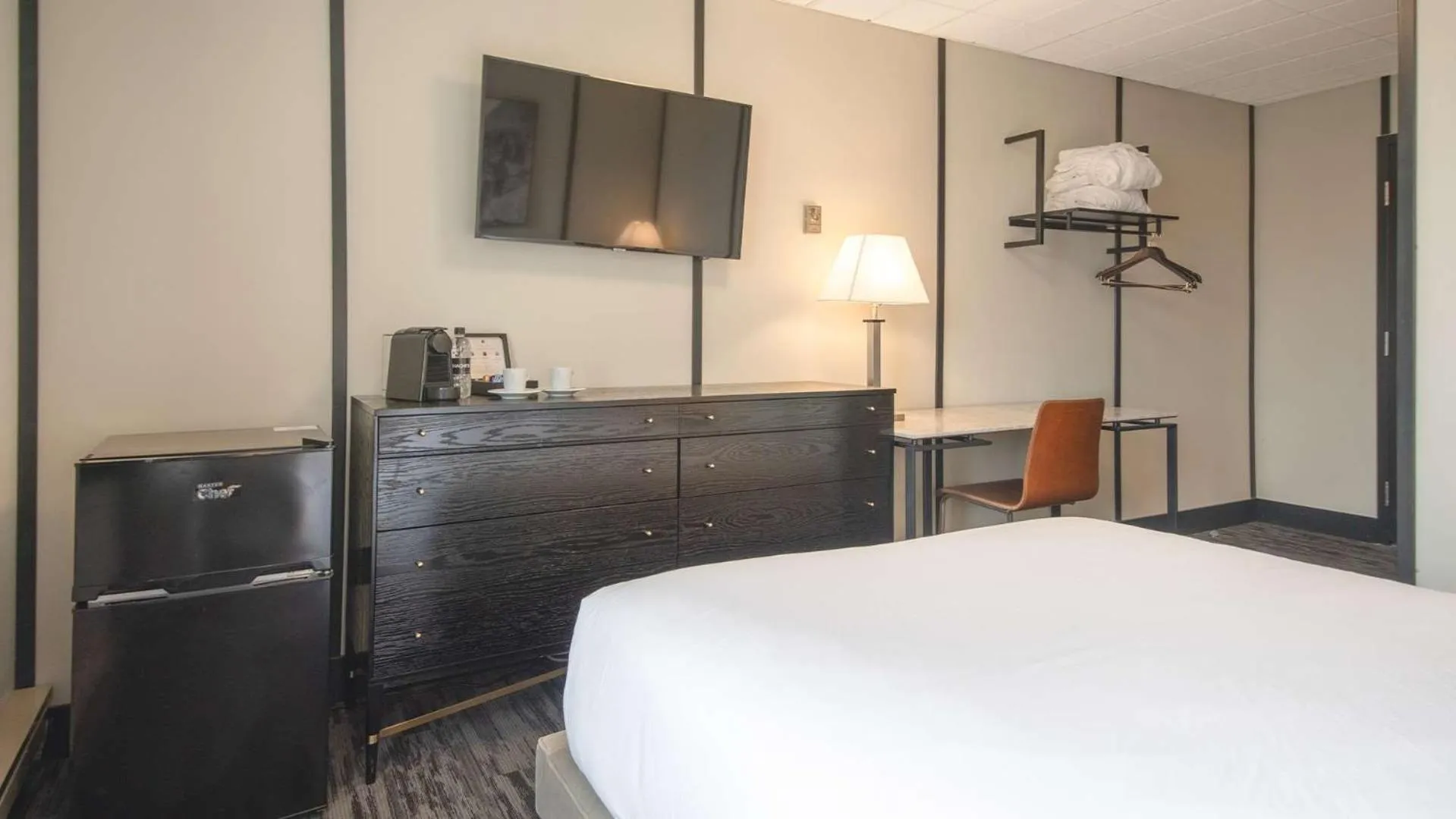 Bedroom, Bed in Midnight Sun, a Coast Hotel