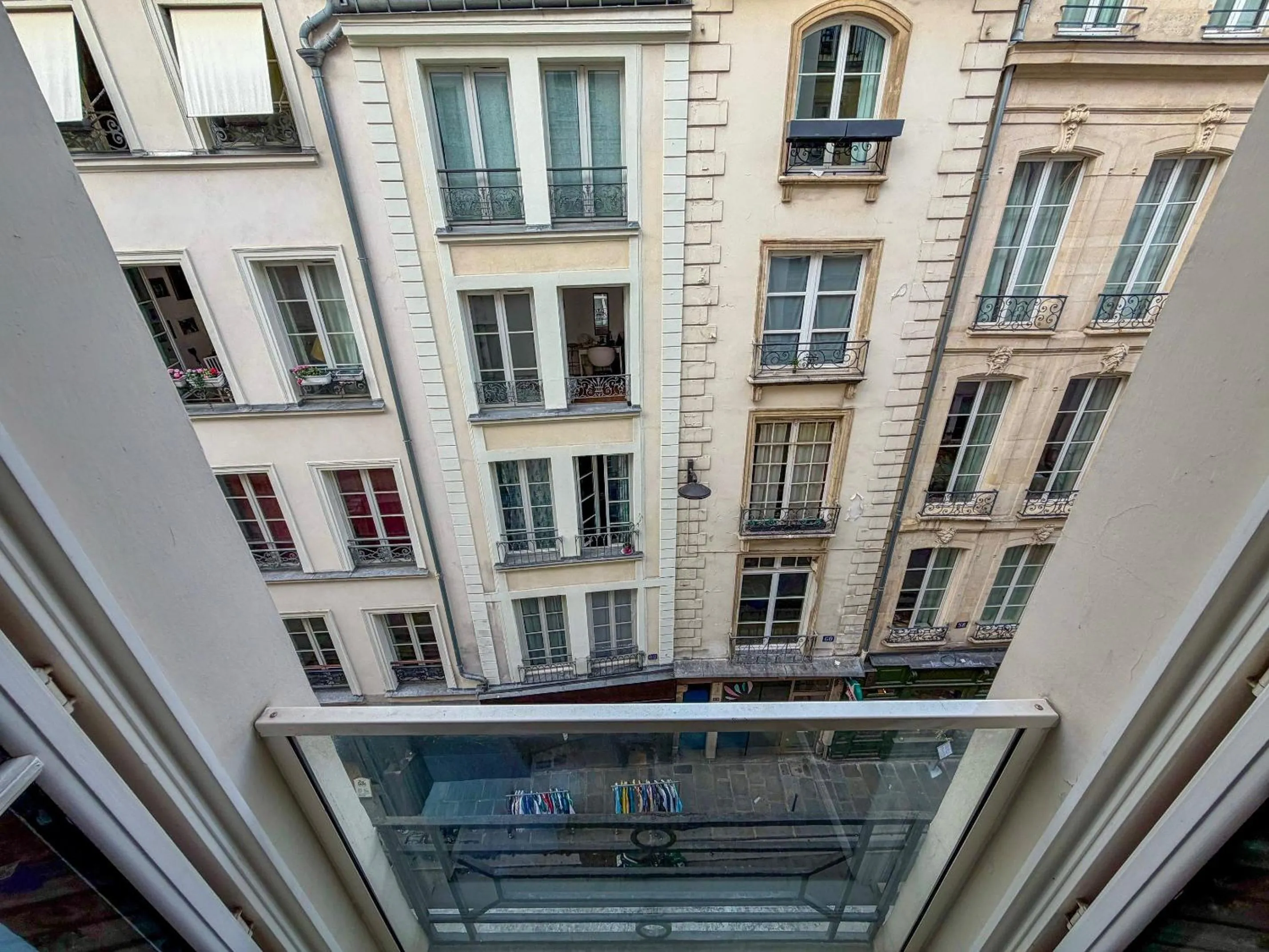 Street view in Hôtel 85 Saint Honore