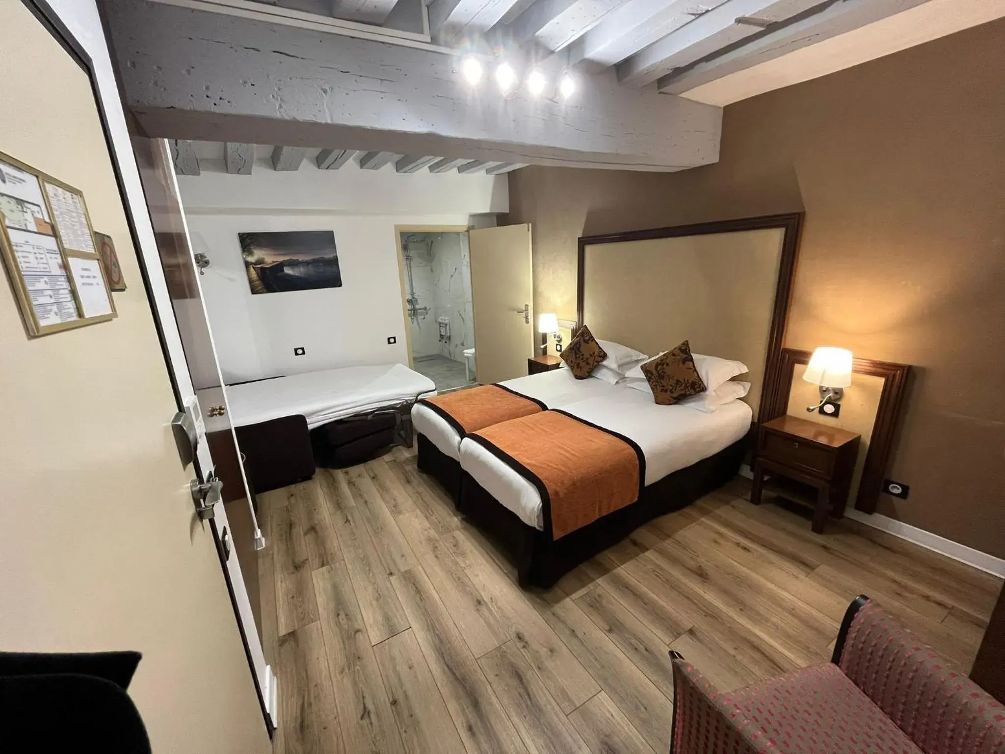 FAMILY Room - Accessible to People with Reduced Mobility - Courtyard View - Ground Floor in Hôtel 85 Saint Honore FAMILY Room - Accessible to People with Reduced Mobility - Courtyard View - Ground Floor in Hôtel 85 Saint Honore