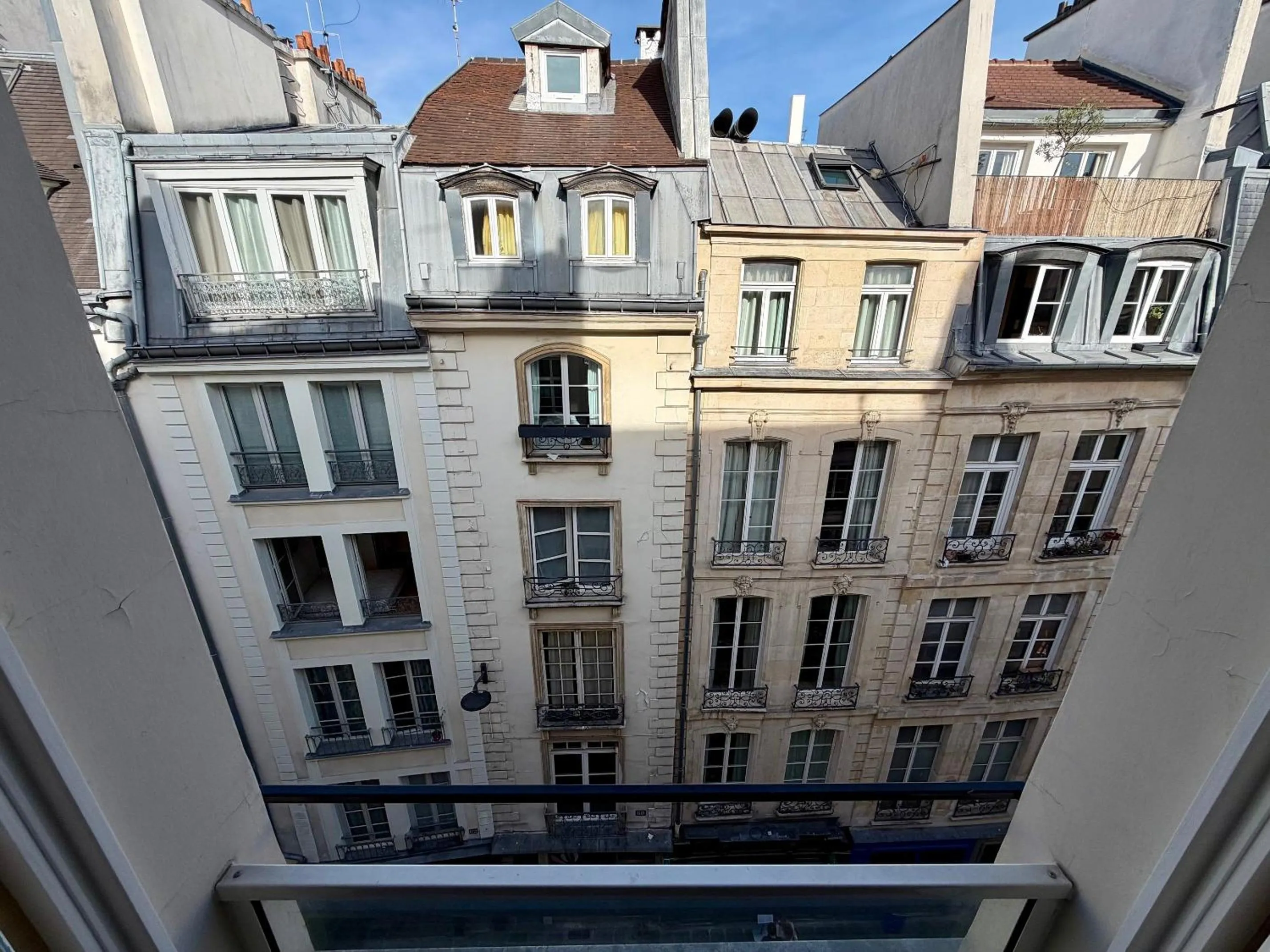 Street view in Hôtel 85 Saint Honore