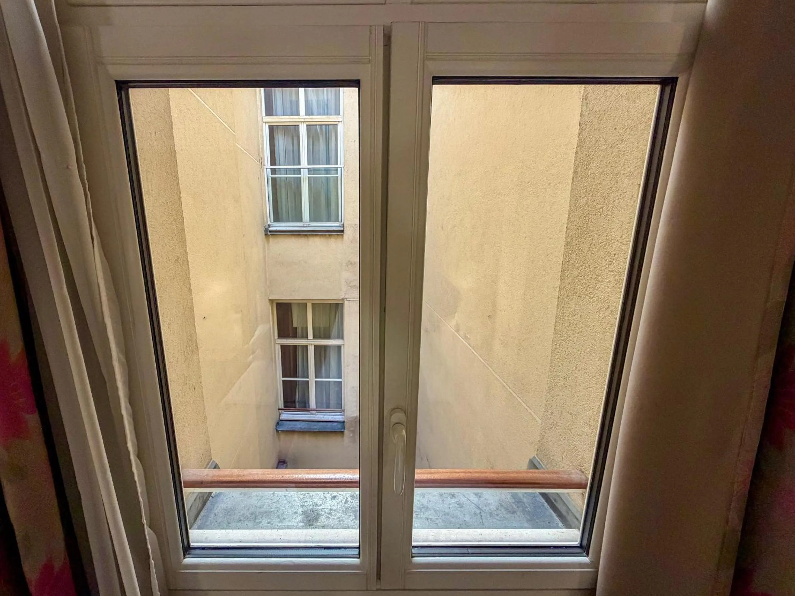 Inner courtyard view in Hôtel 85 Saint Honore