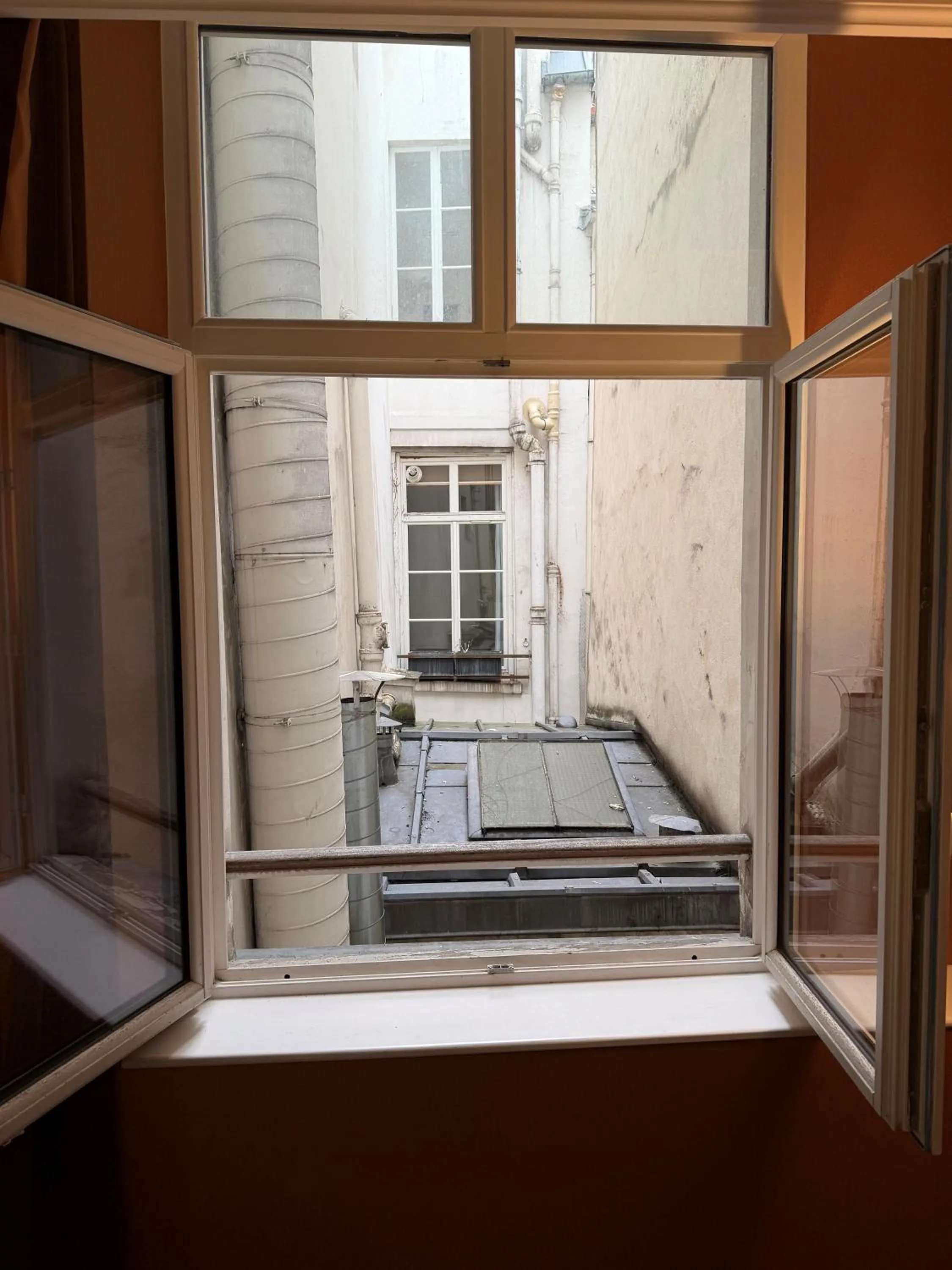 Inner courtyard view in Hôtel 85 Saint Honore