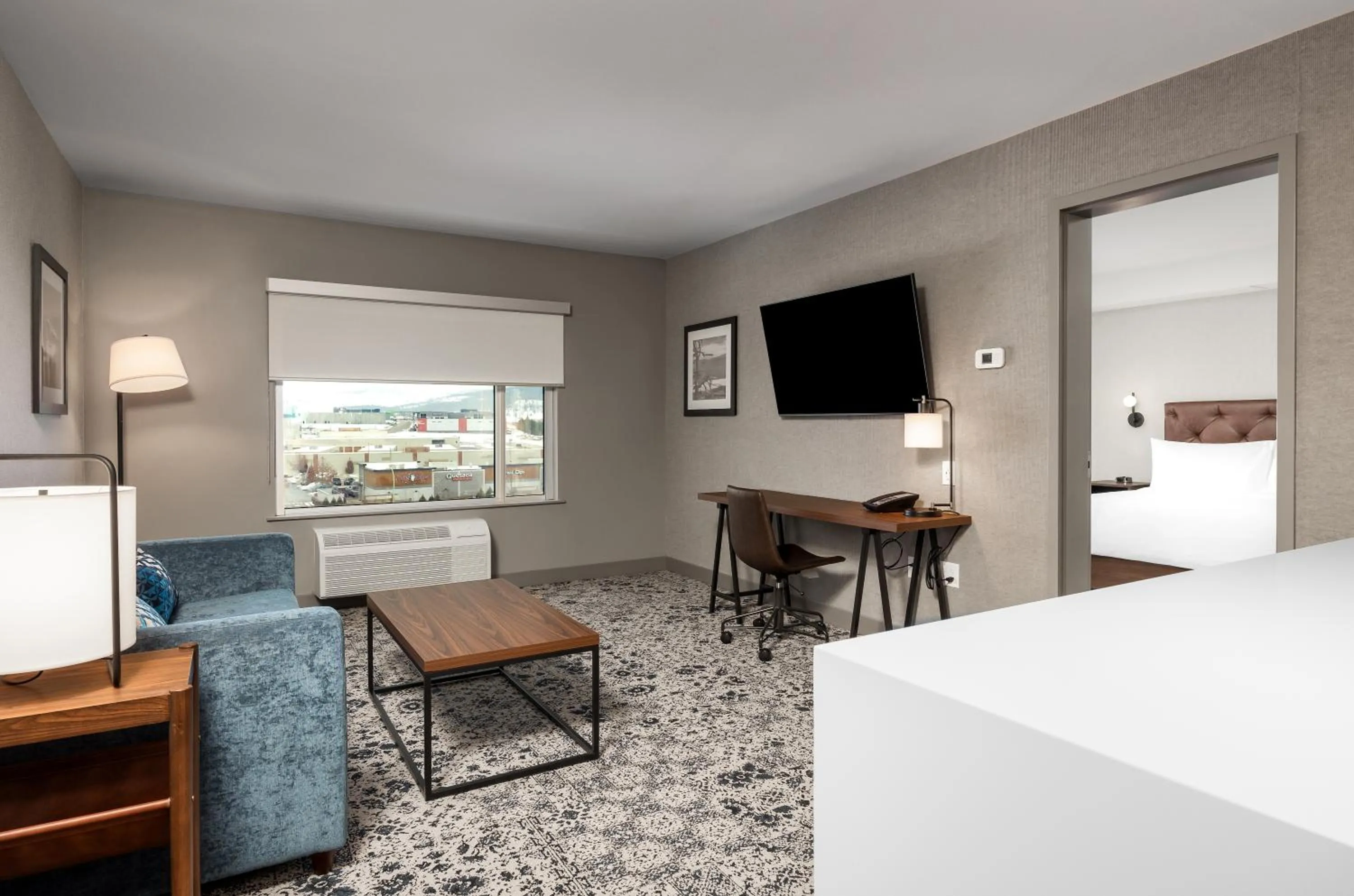Living room in Four Points by Sheraton Kelowna Airport