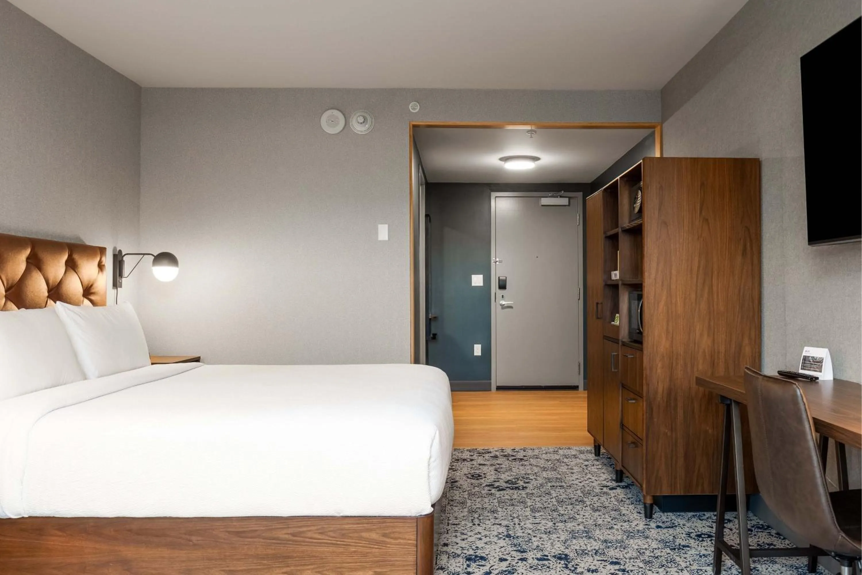 Photo of the whole room, Bed in Four Points by Sheraton Kelowna Airport