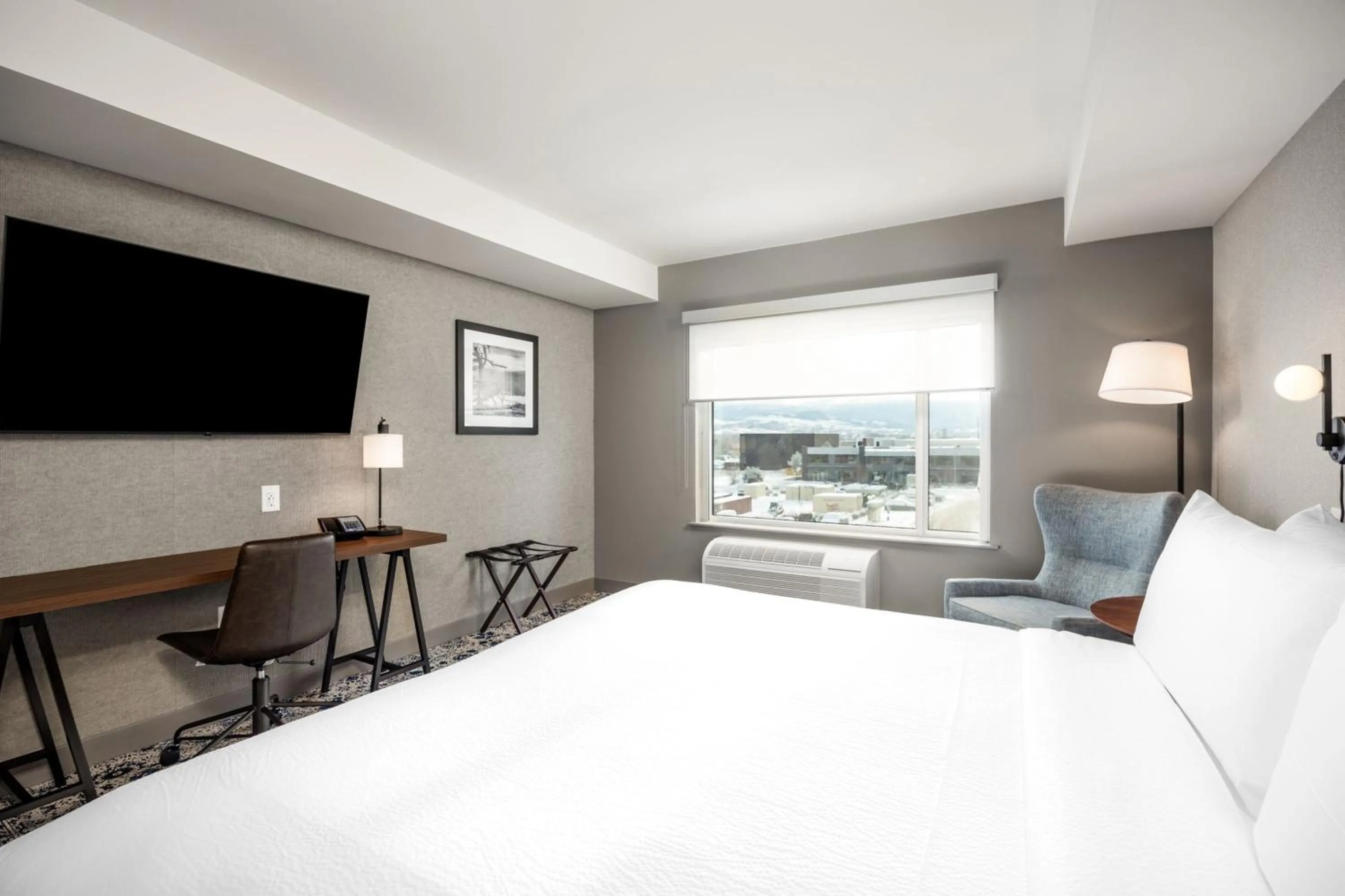 Photo of the whole room, Bed in Four Points by Sheraton Kelowna Airport