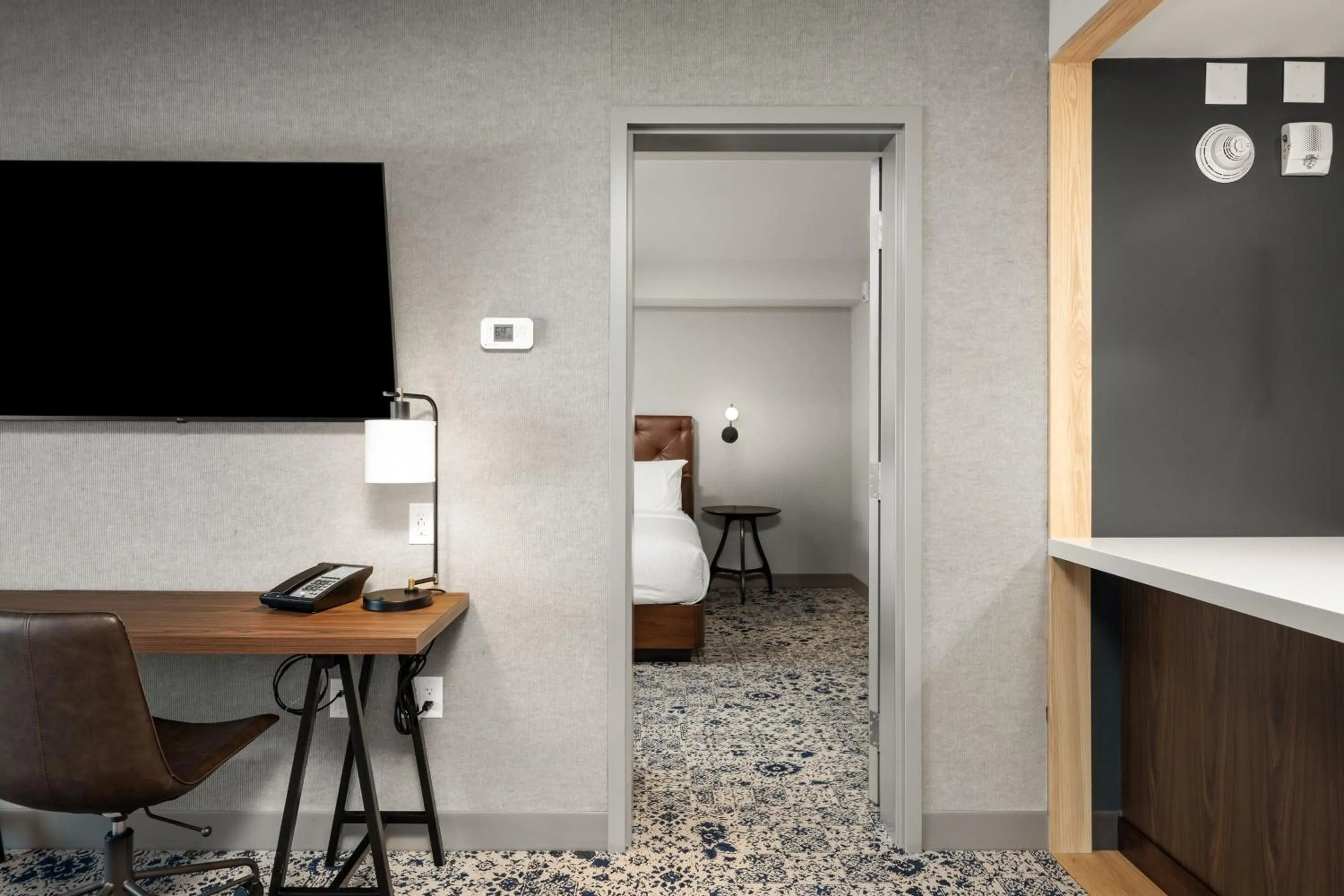 Photo of the whole room, Bed in Four Points by Sheraton Kelowna Airport