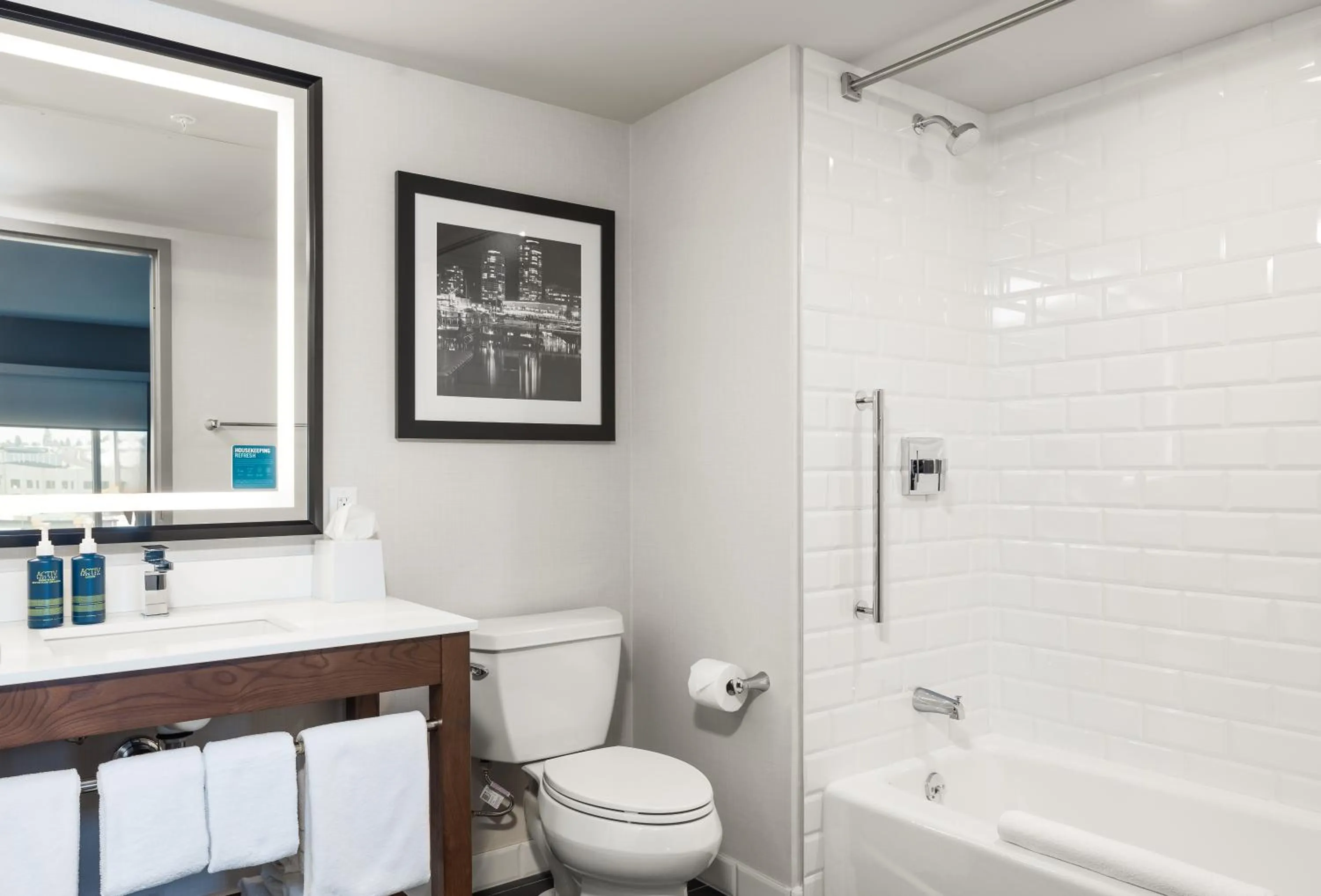 Shower in Four Points by Sheraton Kelowna Airport