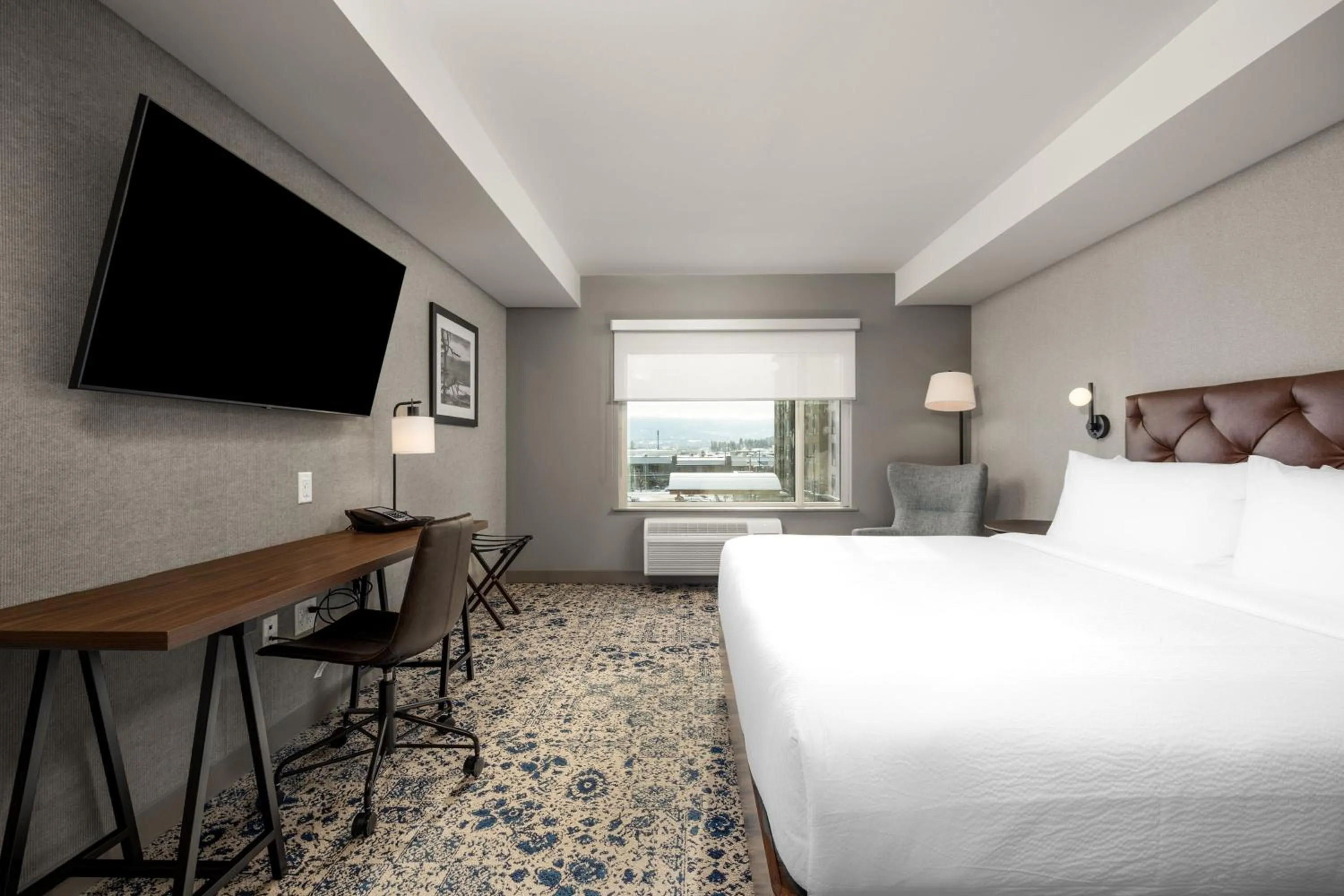 Photo of the whole room, Bed in Four Points by Sheraton Kelowna Airport