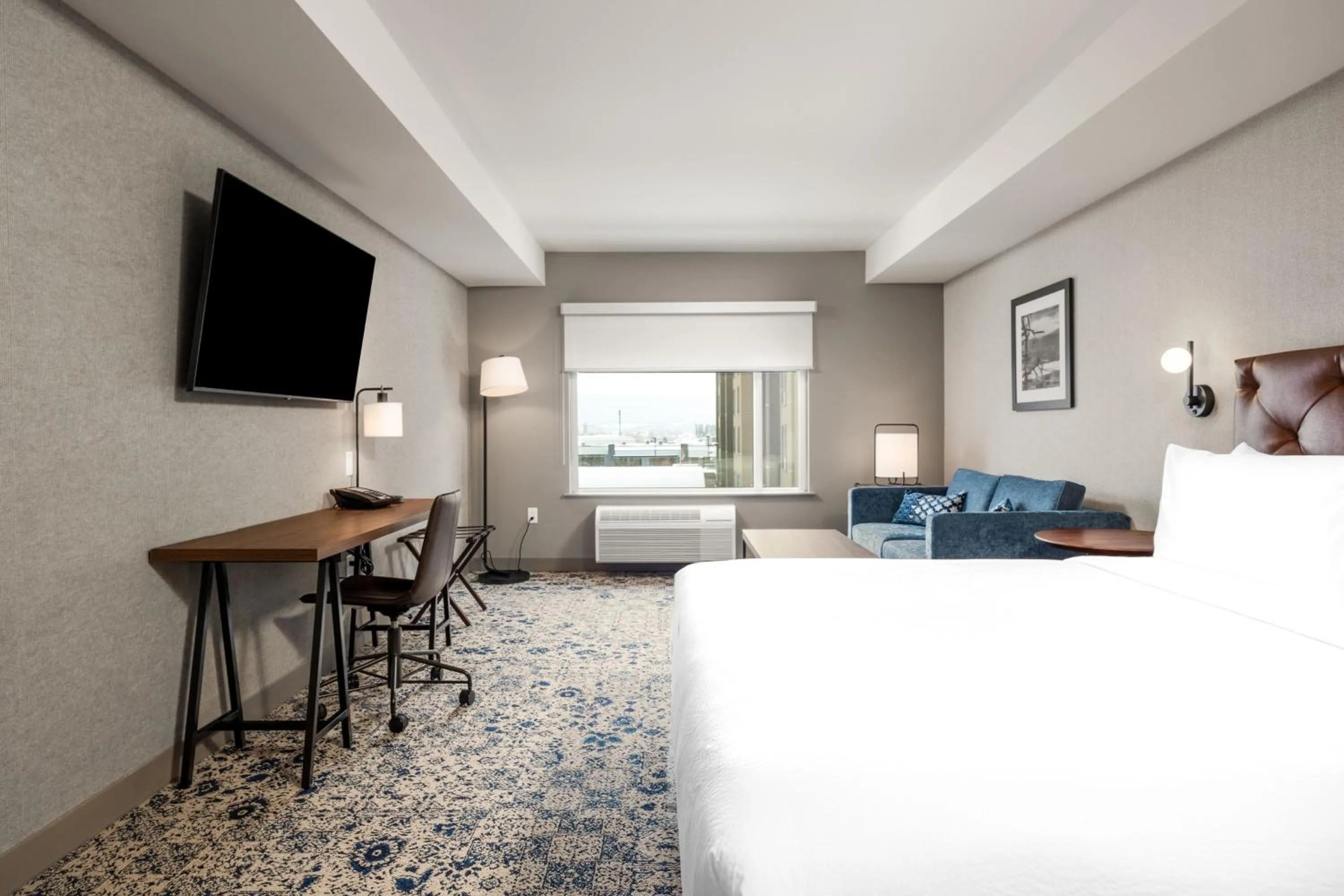 Photo of the whole room, Bed in Four Points by Sheraton Kelowna Airport