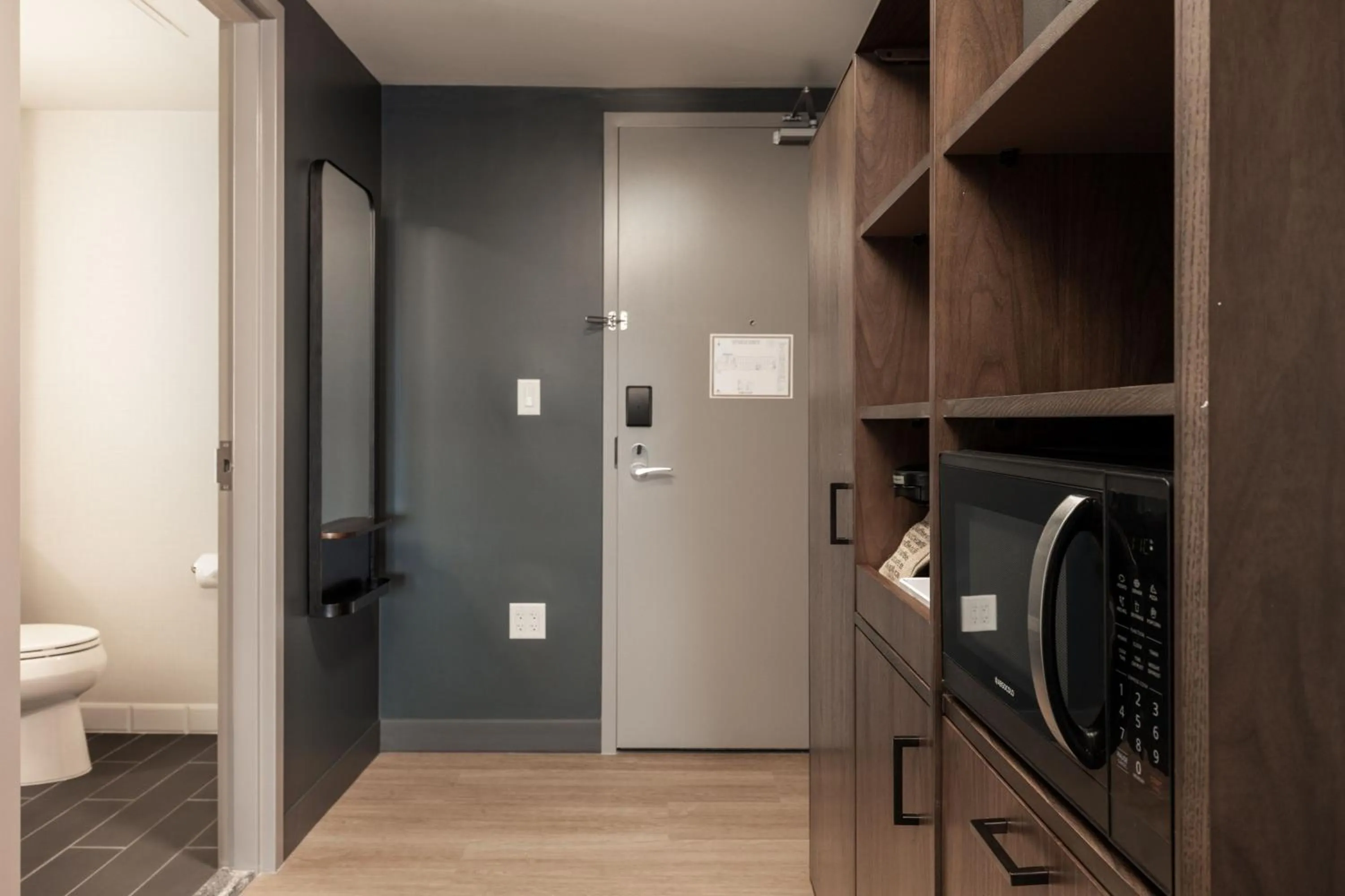 Photo of the whole room in Four Points by Sheraton Kelowna Airport